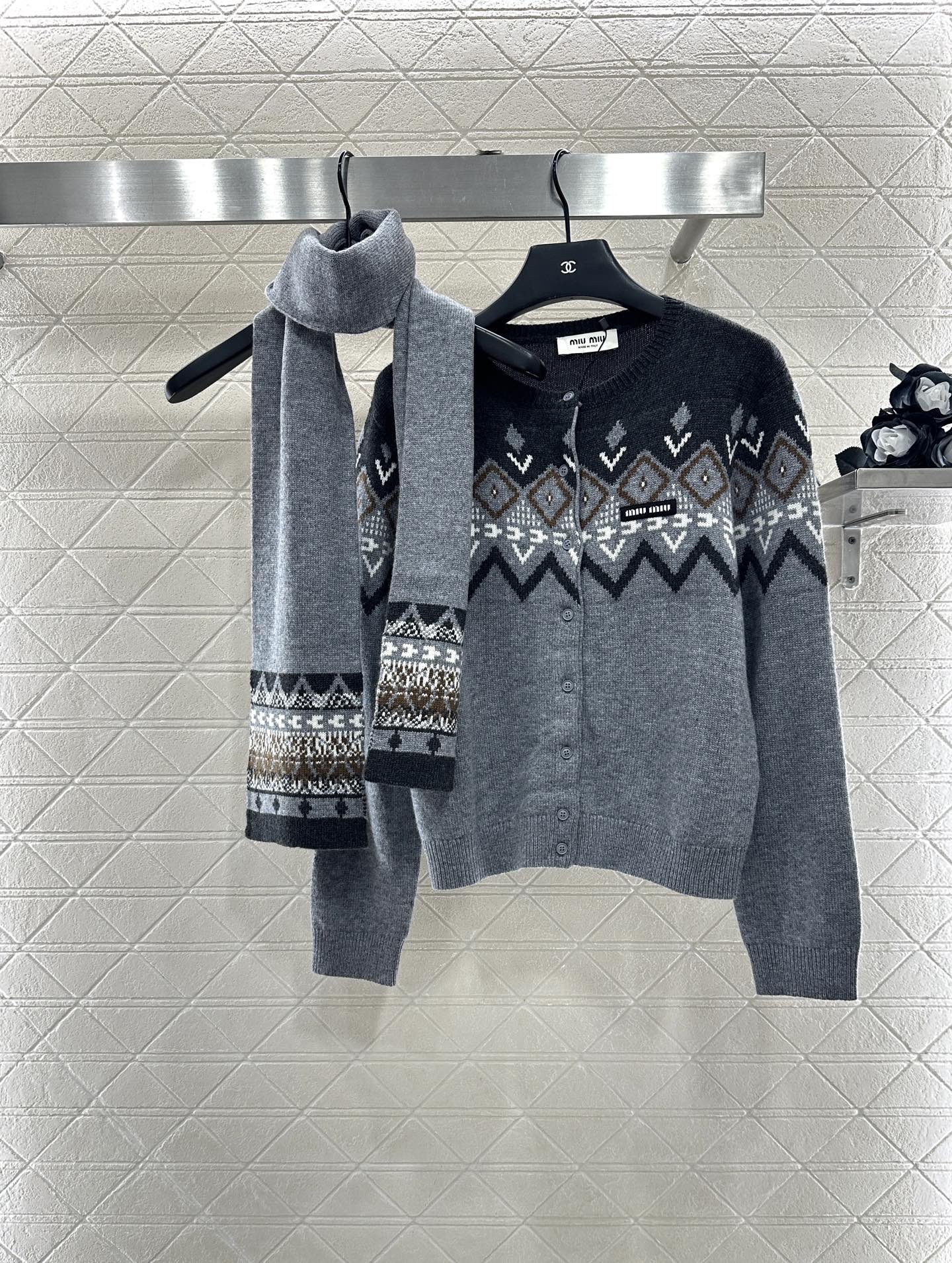 ♥Miumi*♥2025新品上架 围巾钩花开衫两件套定制YB羊毛针织材质，质感高级，舒适柔软，圆领长袖针