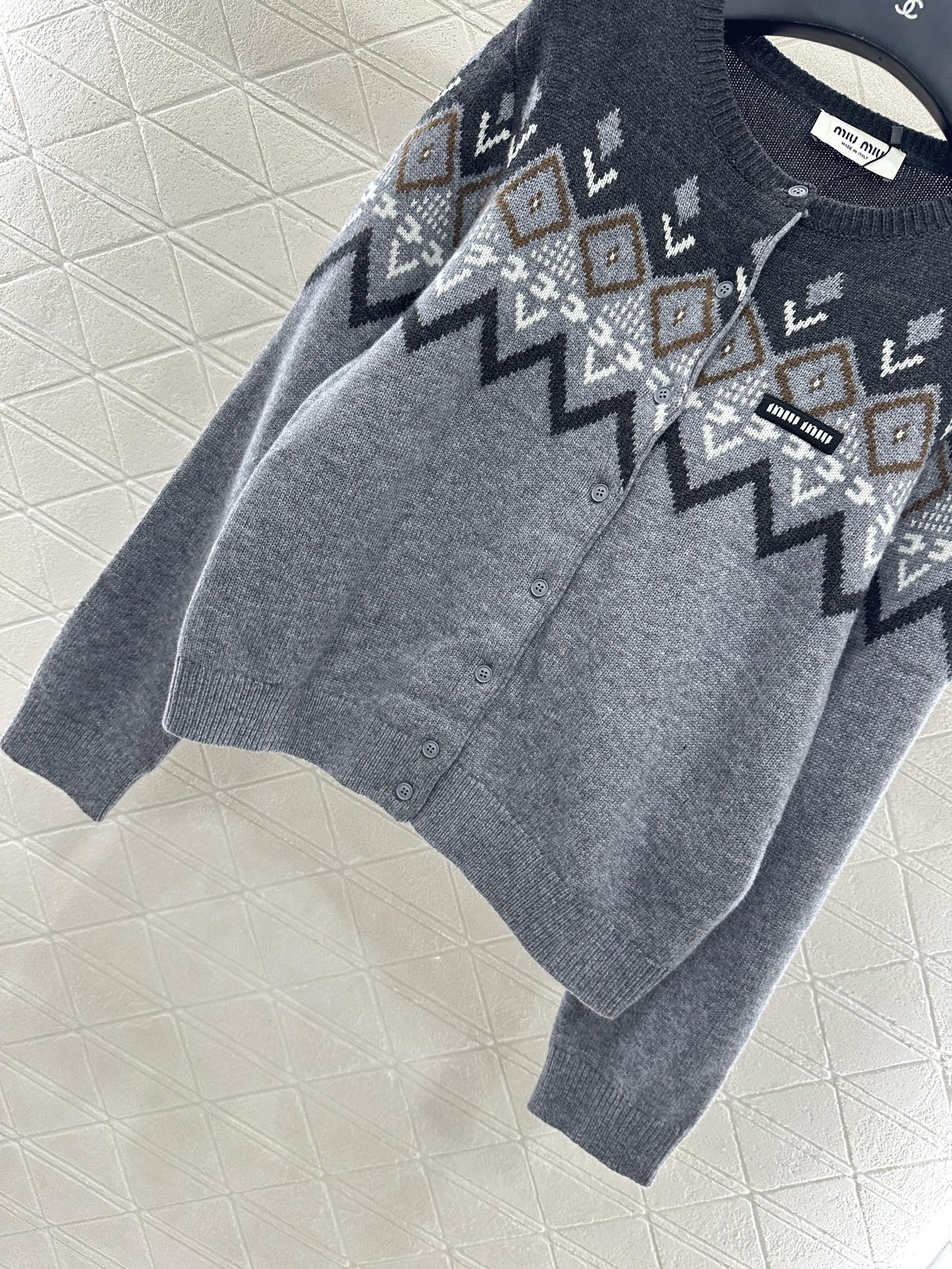 ♥Miumi*♥2025新品上架 围巾钩花开衫两件套定制YB羊毛针织材质，质感高级，舒适柔软，圆领长袖针