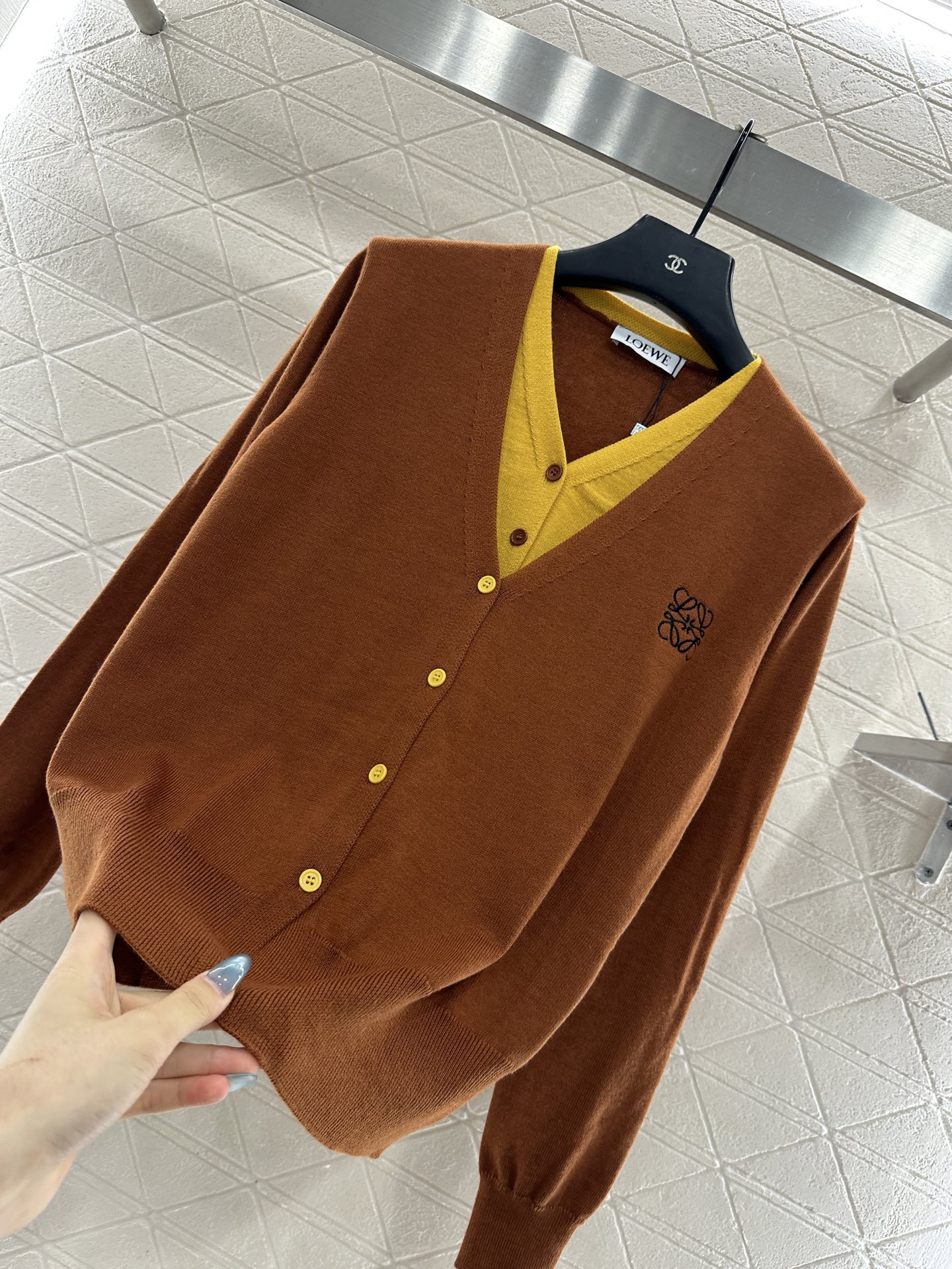 ♥Loew*♥2025新品上架 撞色假两件针织开衫定制YB羊毛纱线织造，亲肤舒适，柔软有质感，V领针织开