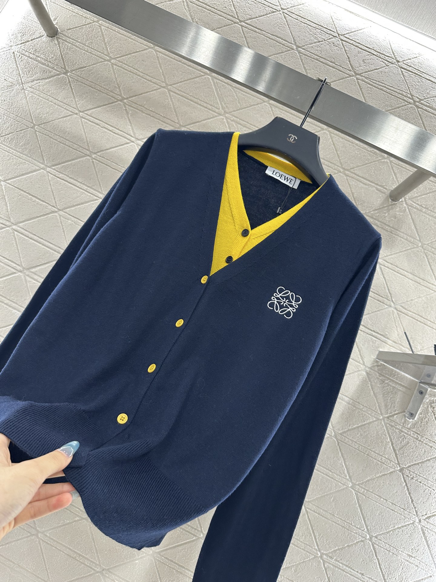 ♥Loew*♥2025新品上架 撞色假两件针织开衫定制YB羊毛纱线织造，亲肤舒适，柔软有质感，V领针织开