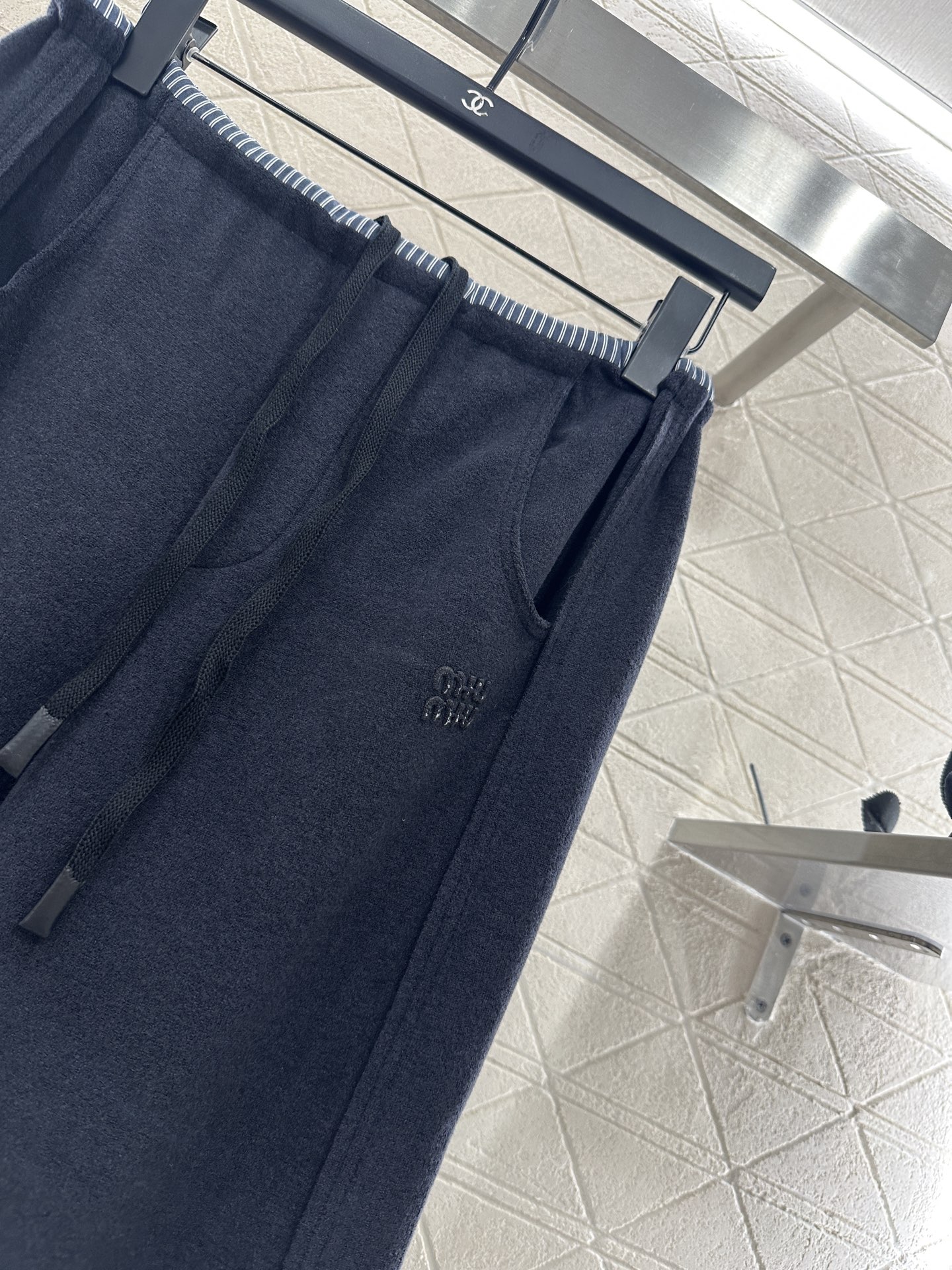 ♥Miumi*♥2025新品上架 抽绳阔腿长裤定制YB进口锦纶材质，面料柔挺舒适，垂顺有型，高腰抽绳阔腿