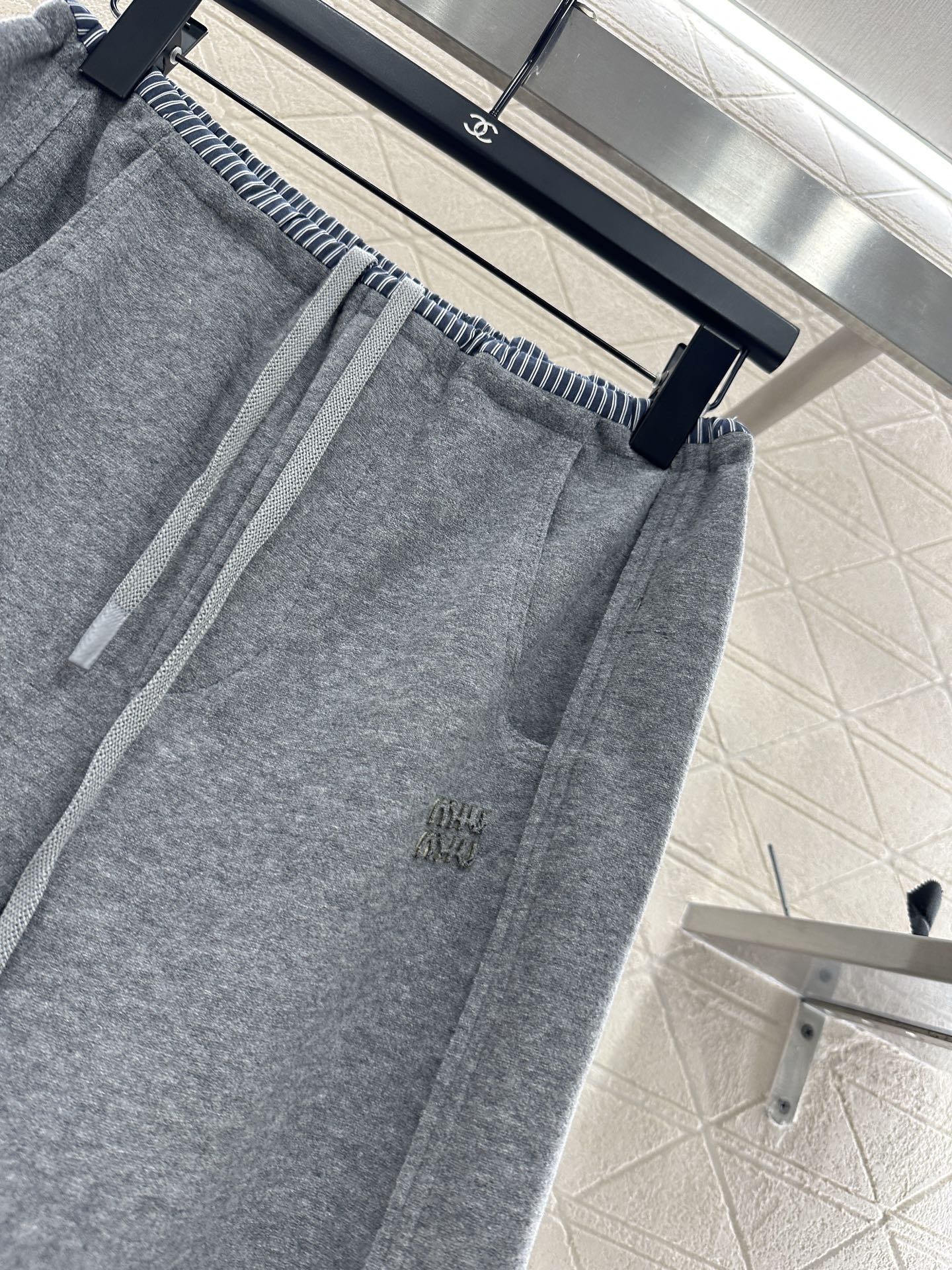 ♥Miumi*♥2025新品上架 抽绳阔腿长裤定制YB进口锦纶材质，面料柔挺舒适，垂顺有型，高腰抽绳阔腿