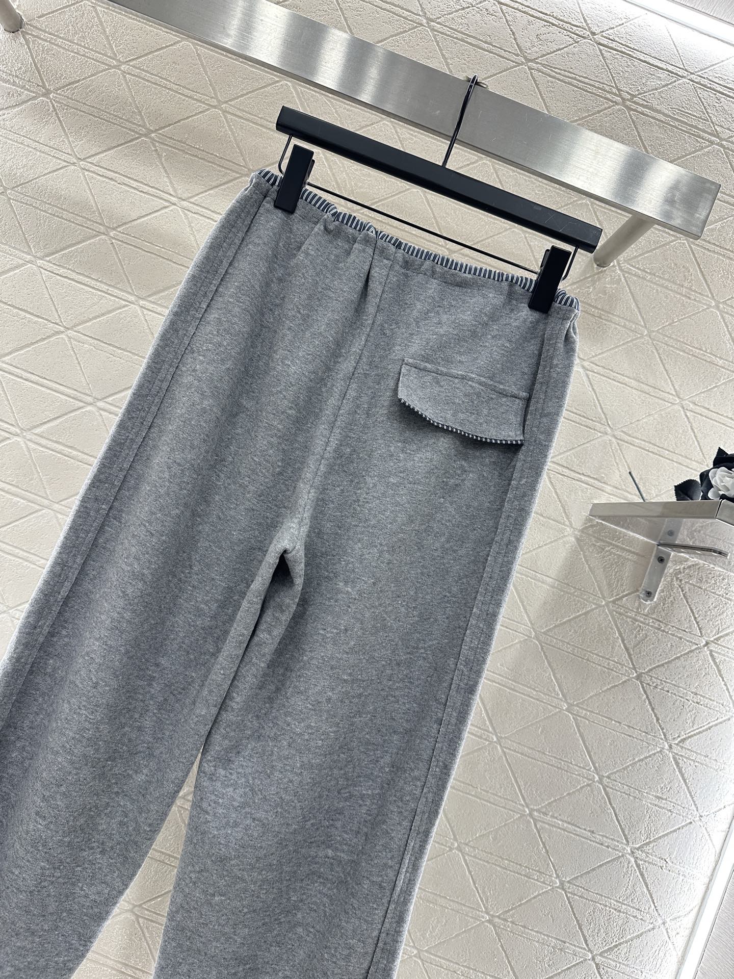 ♥Miumi*♥2025新品上架 抽绳阔腿长裤定制YB进口锦纶材质，面料柔挺舒适，垂顺有型，高腰抽绳阔腿