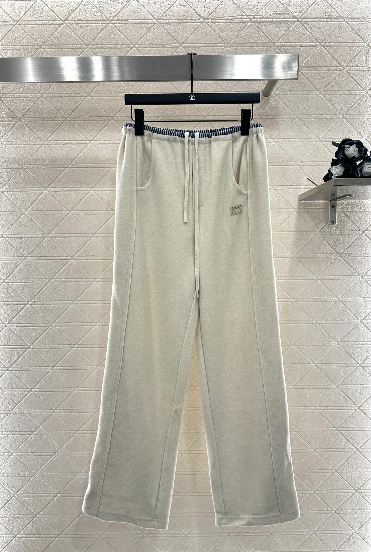 ♥Miumi*♥2025新品上架 抽绳阔腿长裤定制YB进口锦纶材质，面料柔挺舒适，垂顺有型，高腰抽绳阔腿