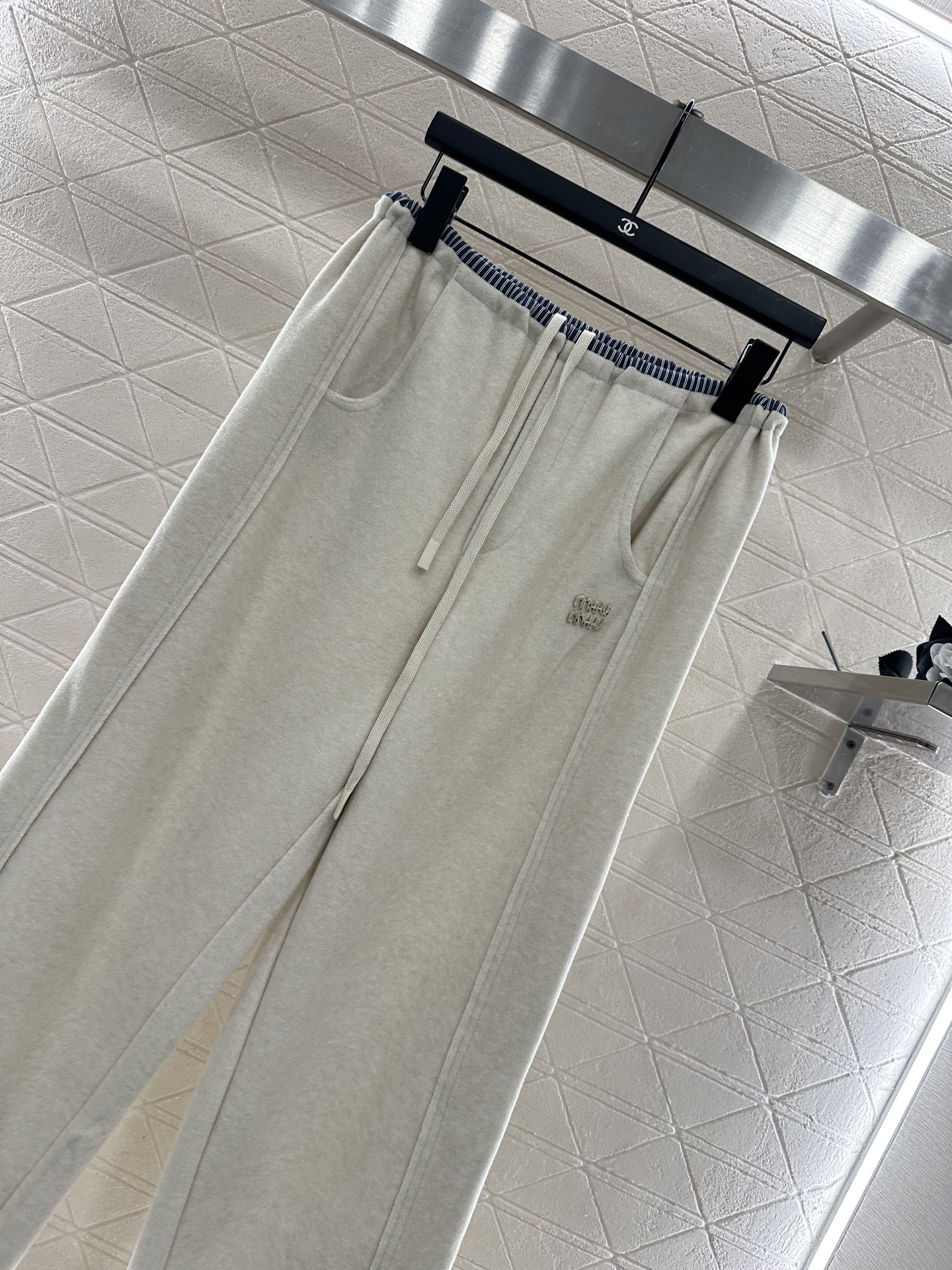 ♥Miumi*♥2025新品上架 抽绳阔腿长裤定制YB进口锦纶材质，面料柔挺舒适，垂顺有型，高腰抽绳阔腿