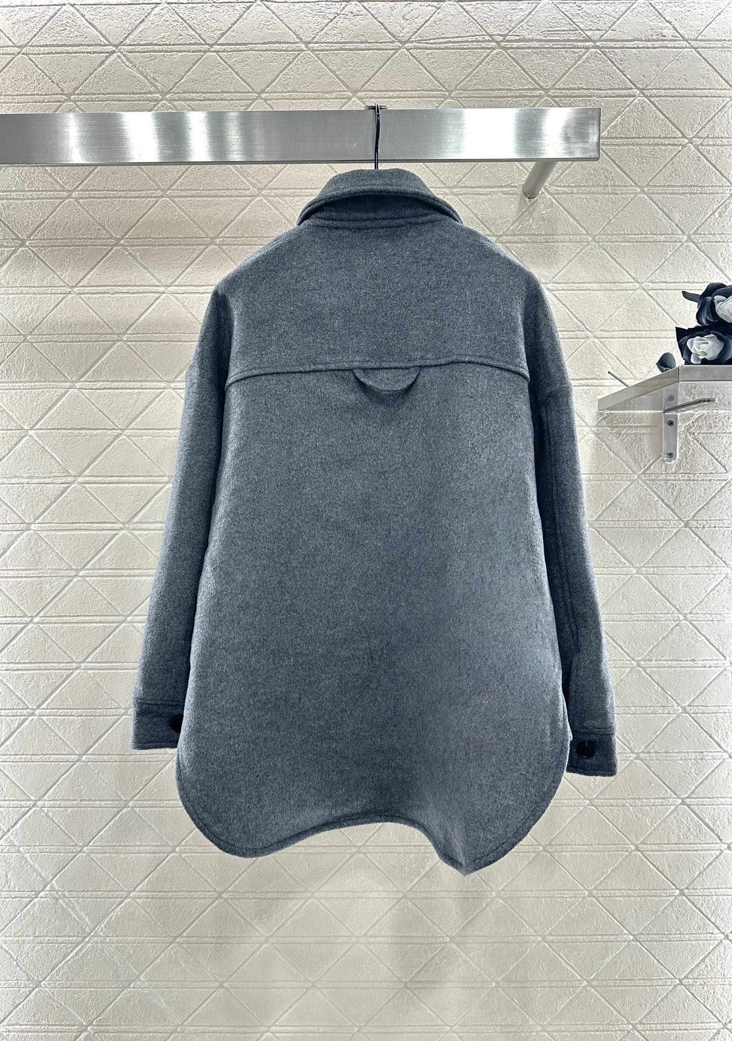 ♥Prad*♥2025新品上架 翻领中长款廓形衬衣定制YB百分百羊毛呢材质，质感高级，肌理明显，翻领衬衣