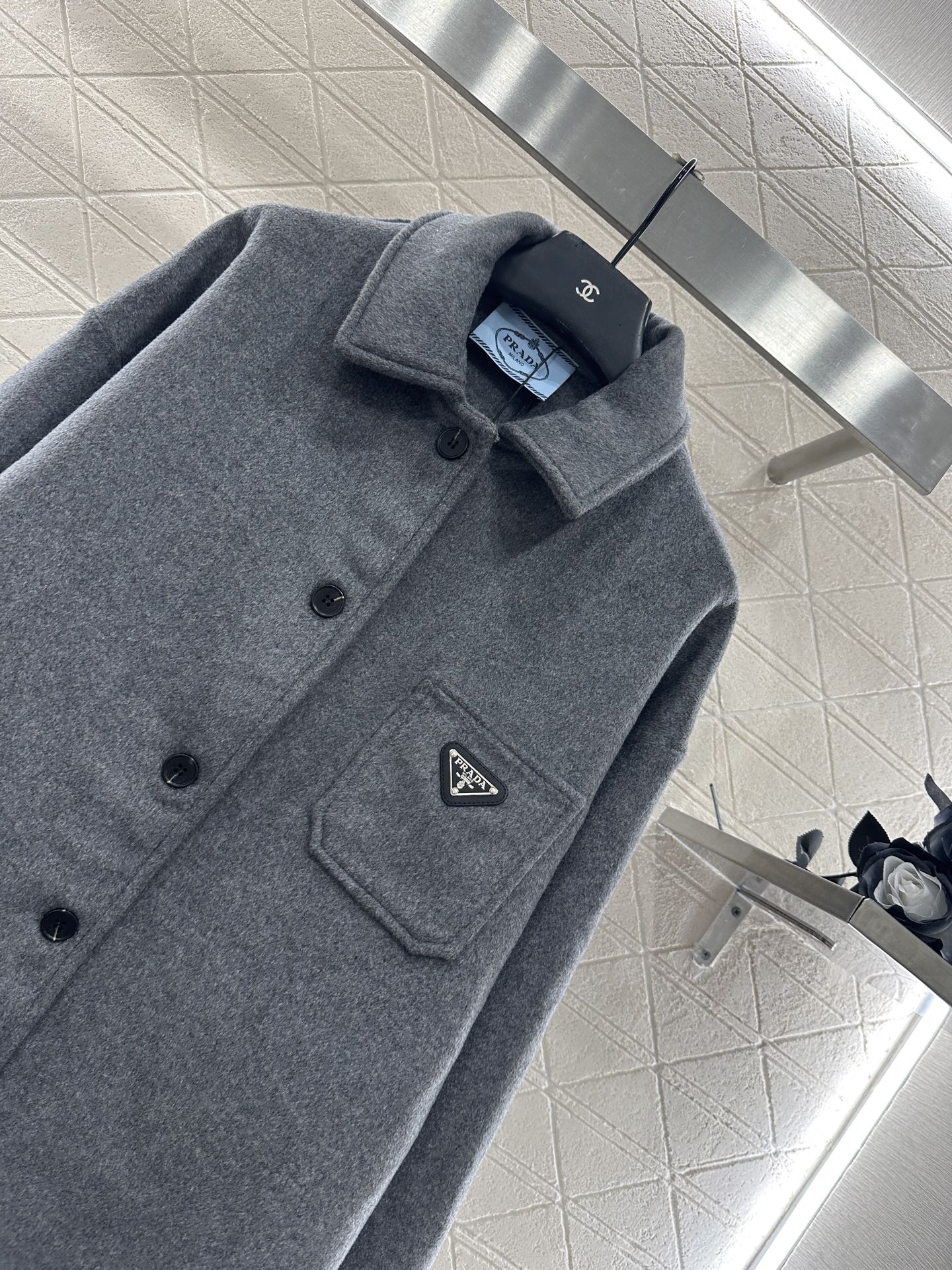 ♥Prad*♥2025新品上架 翻领中长款廓形衬衣定制YB百分百羊毛呢材质，质感高级，肌理明显，翻领衬衣