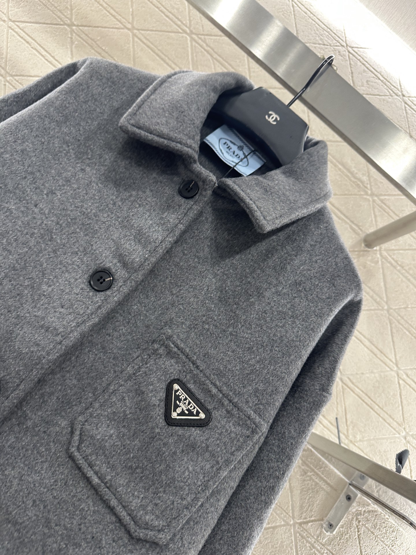 ♥Prad*♥2025新品上架 翻领中长款廓形衬衣定制YB百分百羊毛呢材质，质感高级，肌理明显，翻领衬衣