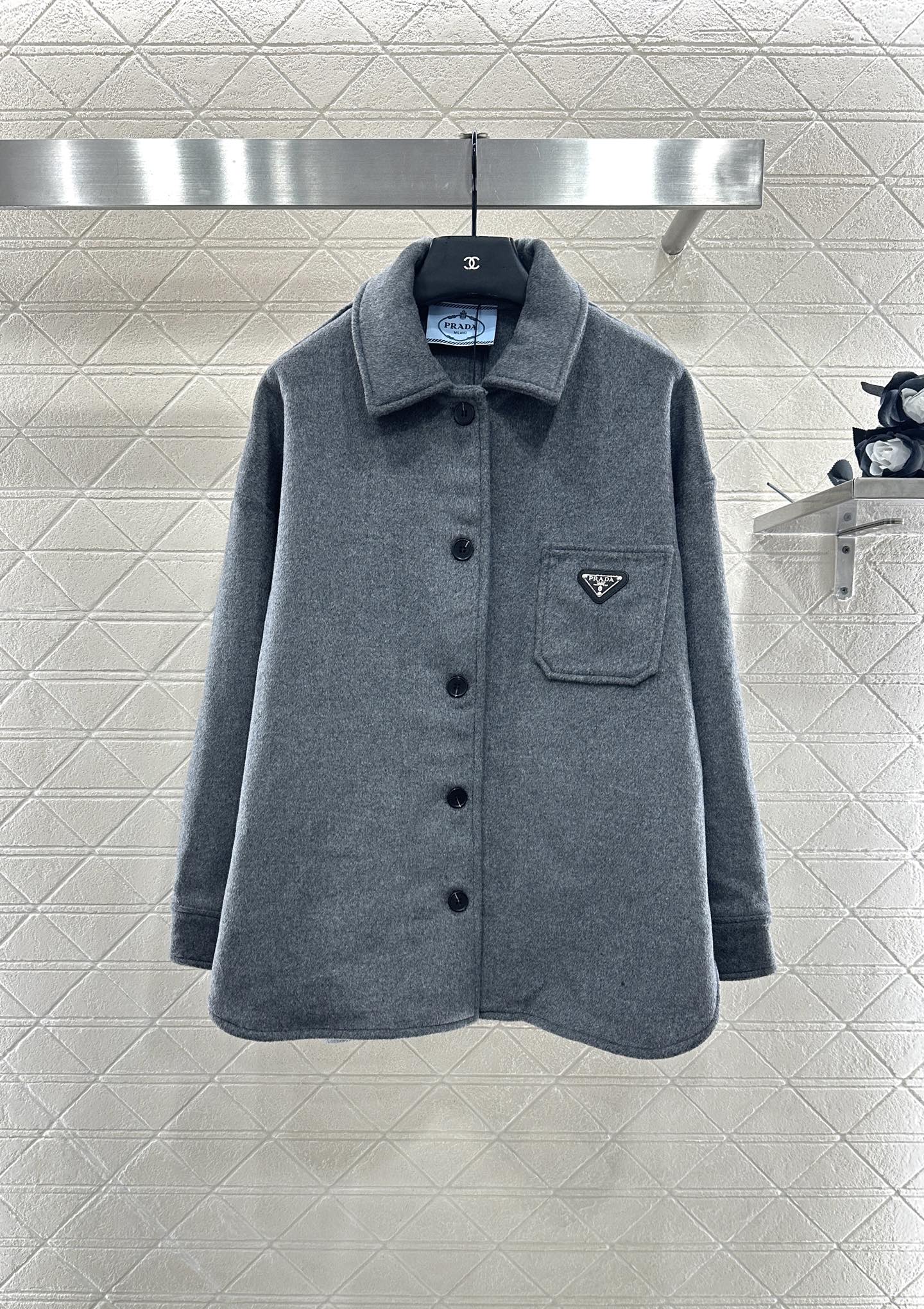 ♥Prad*♥2025新品上架 翻领中长款廓形衬衣定制YB百分百羊毛呢材质，质感高级，肌理明显，翻领衬衣