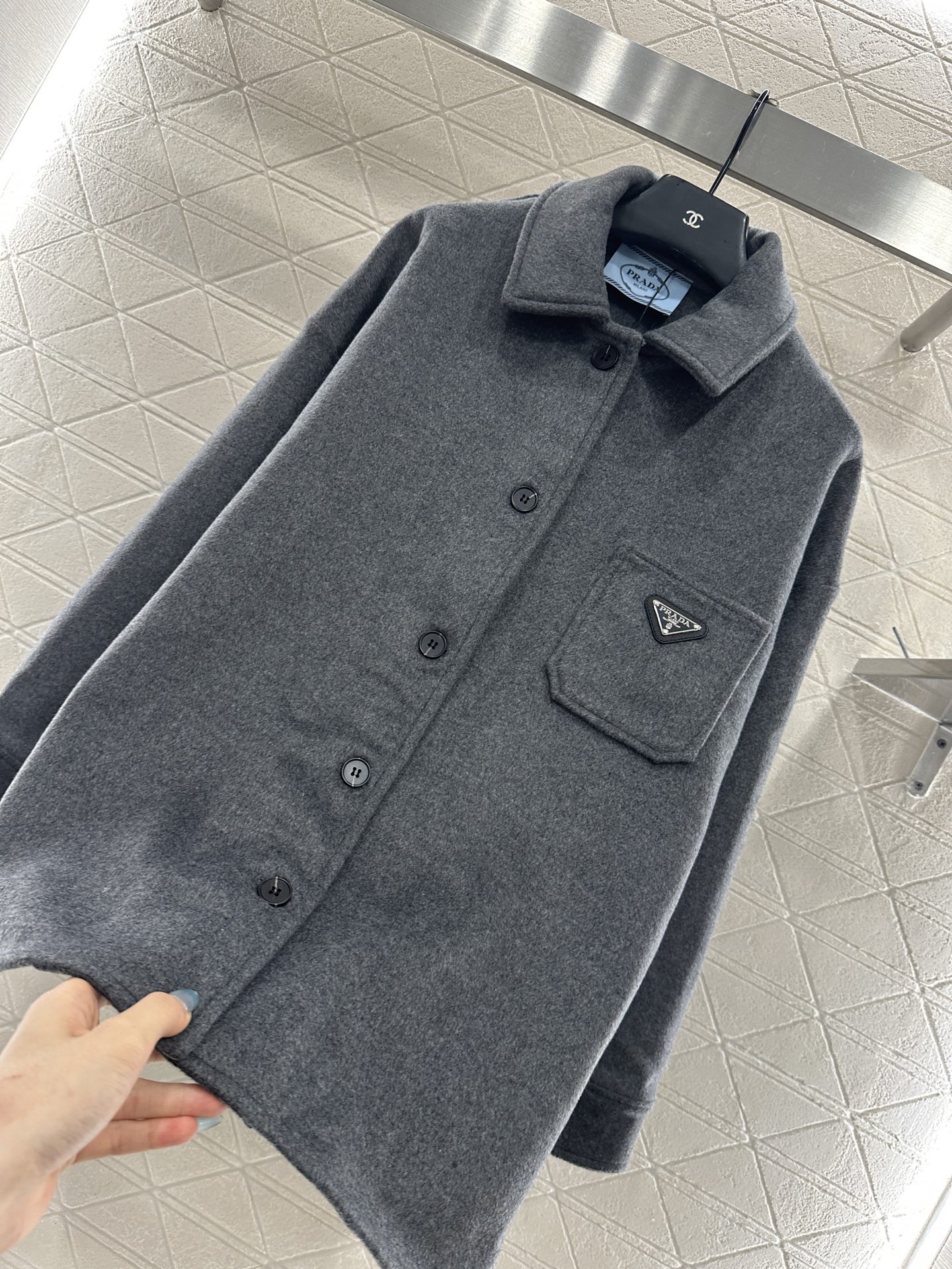 ♥Prad*♥2025新品上架 翻领中长款廓形衬衣定制YB百分百羊毛呢材质，质感高级，肌理明显，翻领衬衣