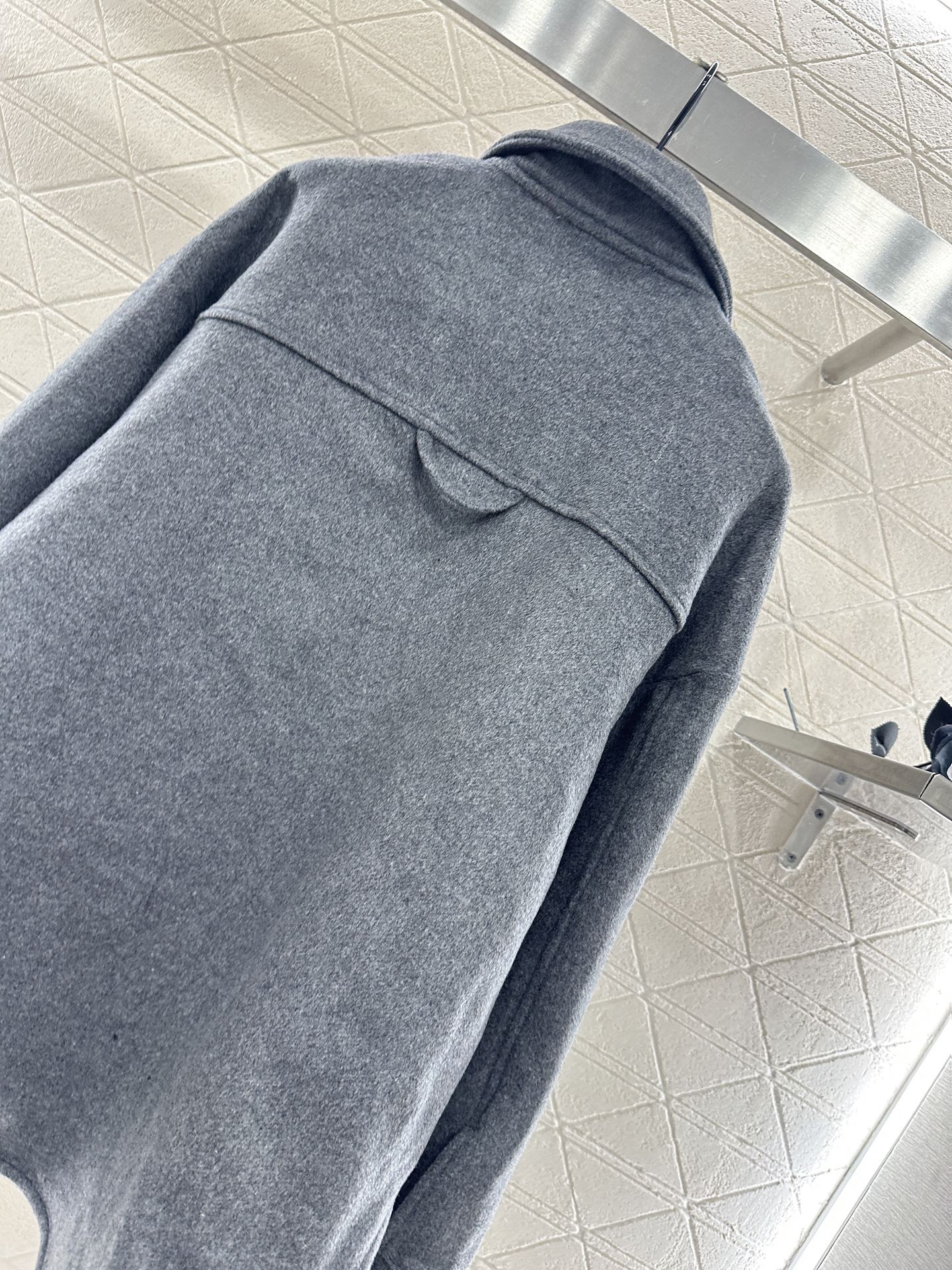 ♥Prad*♥2025新品上架 翻领中长款廓形衬衣定制YB百分百羊毛呢材质，质感高级，肌理明显，翻领衬衣