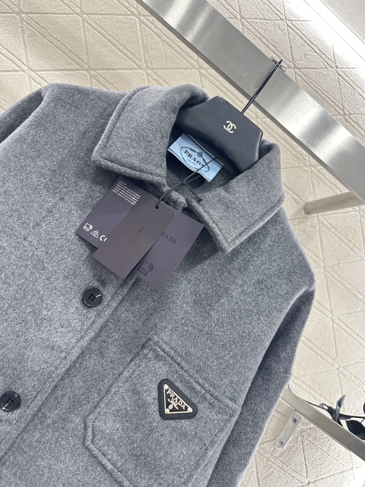 ♥Prad*♥2025新品上架 翻领中长款廓形衬衣定制YB百分百羊毛呢材质，质感高级，肌理明显，翻领衬衣