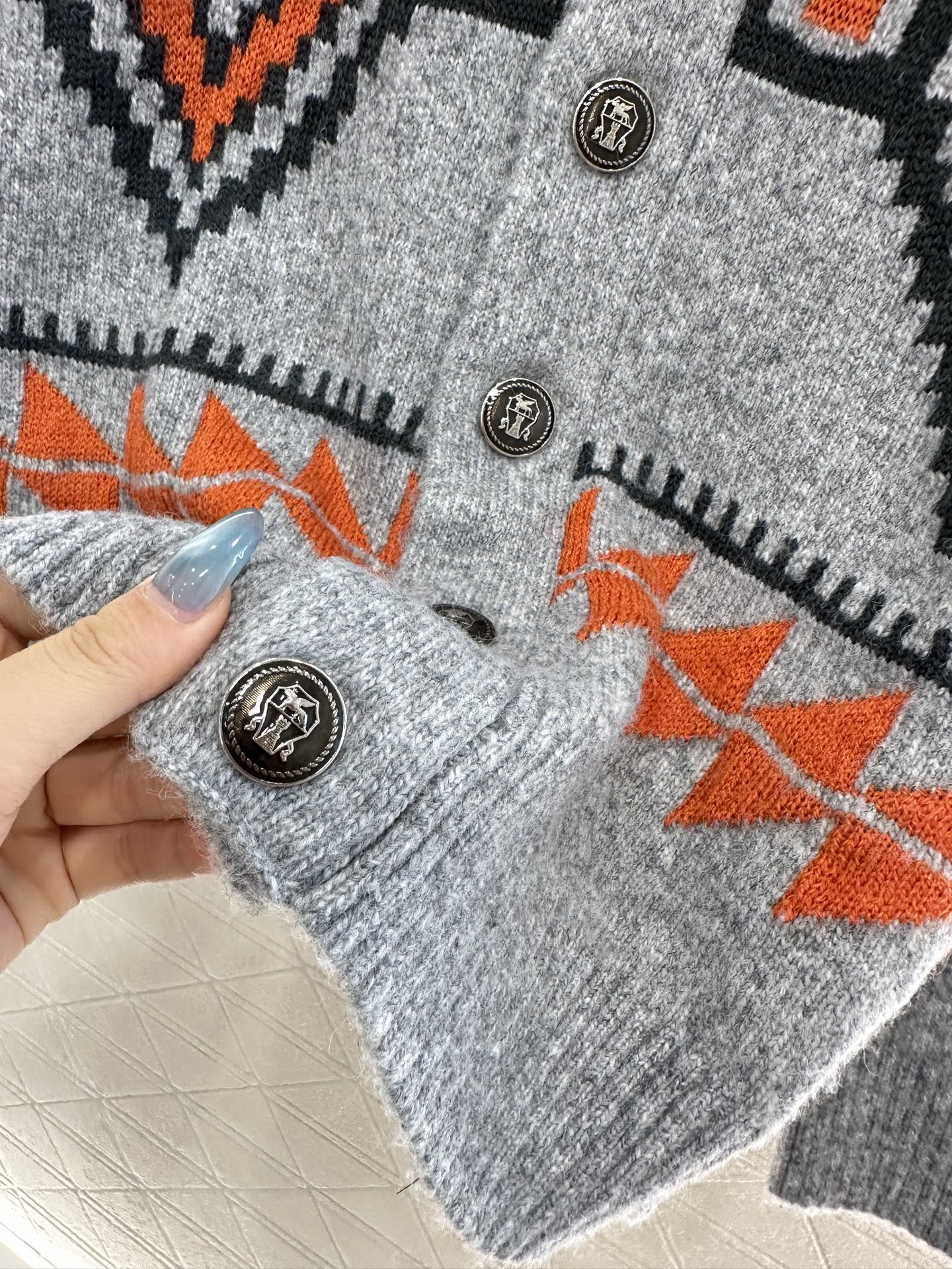 ♥BC*♥2025上架 翻领针织开衫定制YB羊绒针织材质，软糯厚实，柔软亲肤，落肩宽松开衫剪裁，翻领纽扣