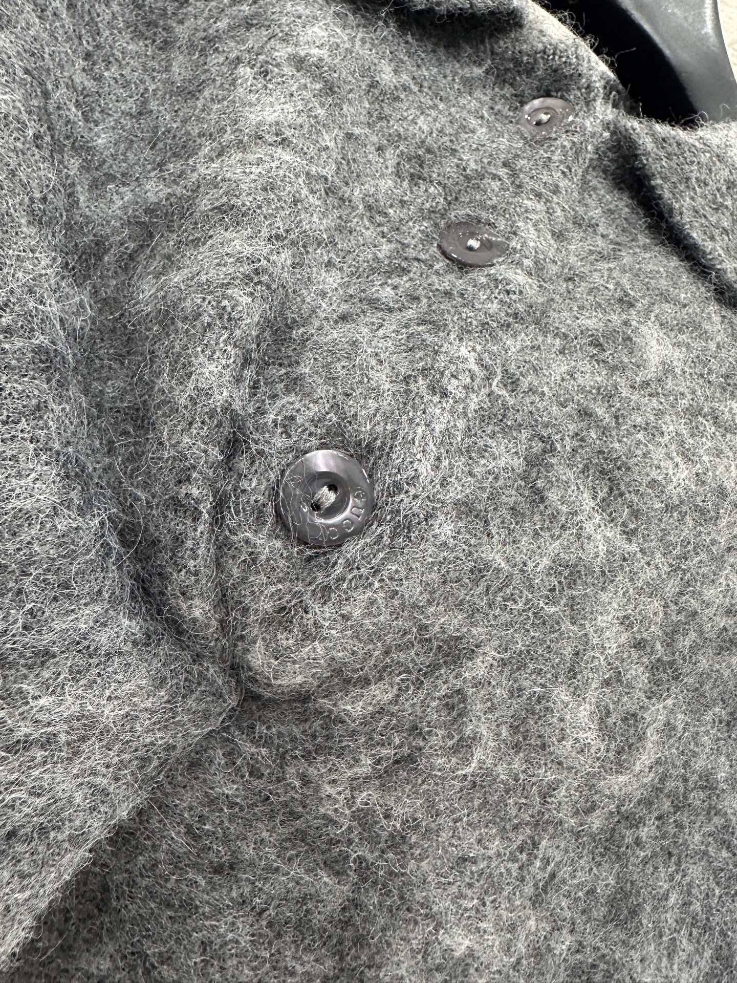 ♥Gucc*♥2025新品上架 半开襟翻领针织上衣定制YB马海毛➕羊毛纱线织造，质感高级，舒适柔软，翻领