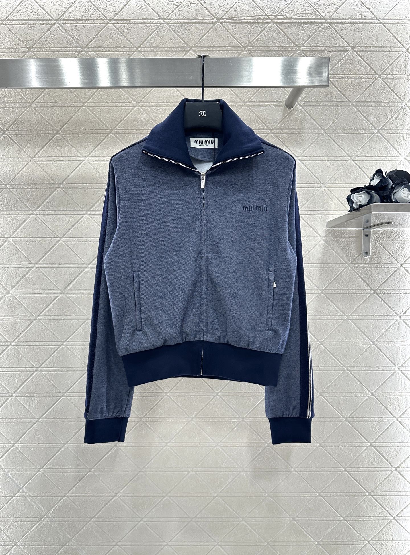 ♥Miumi*♥2025新品上架 撞色外套短裙套装定制YB斜纹全棉材质，质感细腻，垂顺舒适，立领夹克外套