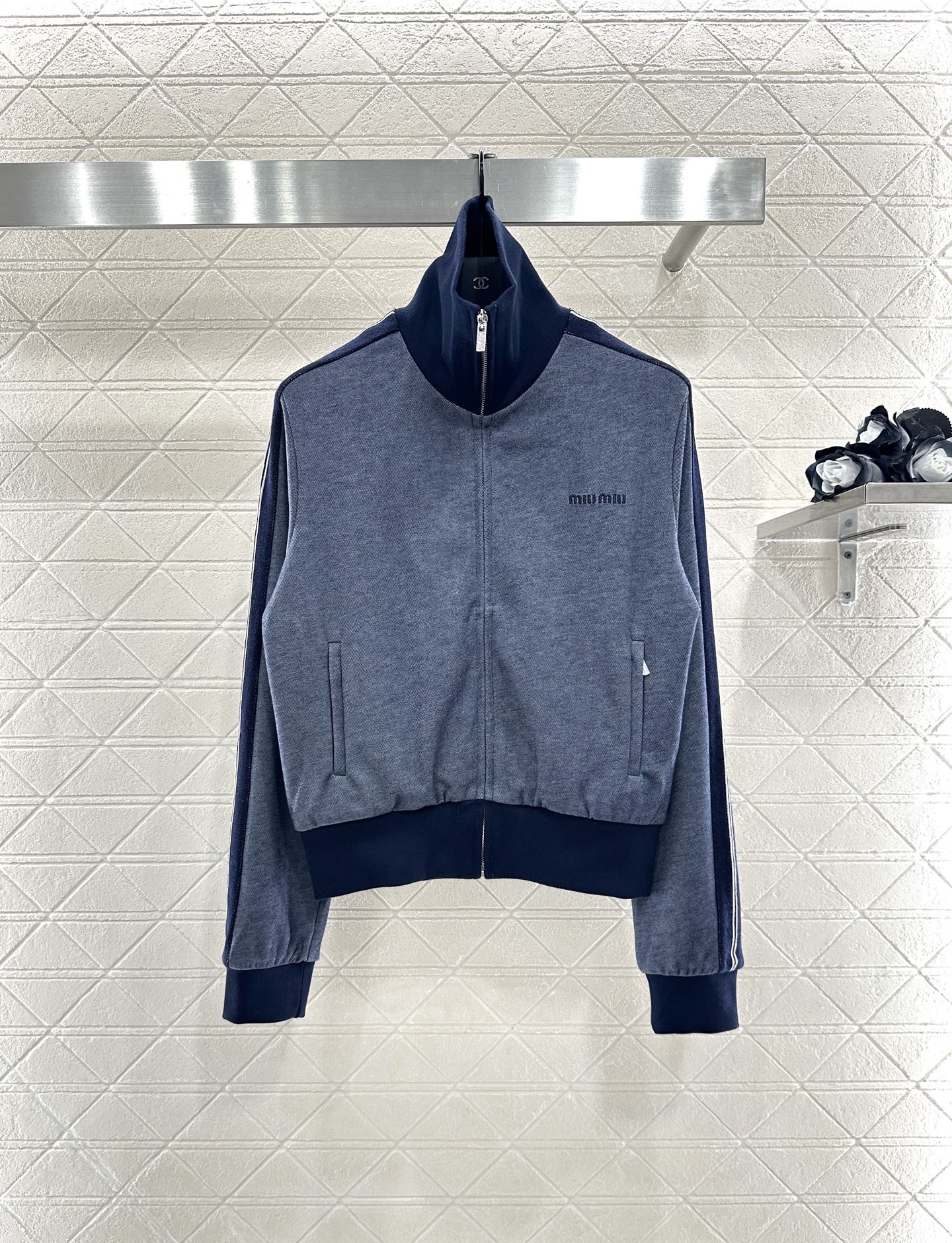 ♥Miumi*♥2025新品上架 撞色外套短裙套装定制YB斜纹全棉材质，质感细腻，垂顺舒适，立领夹克外套