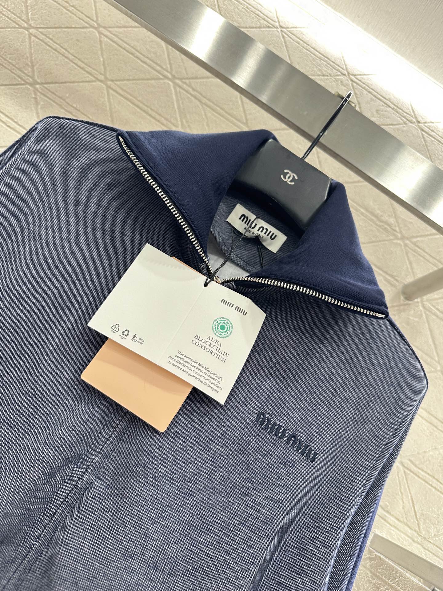 ♥Miumi*♥2025新品上架 撞色外套短裙套装定制YB斜纹全棉材质，质感细腻，垂顺舒适，立领夹克外套