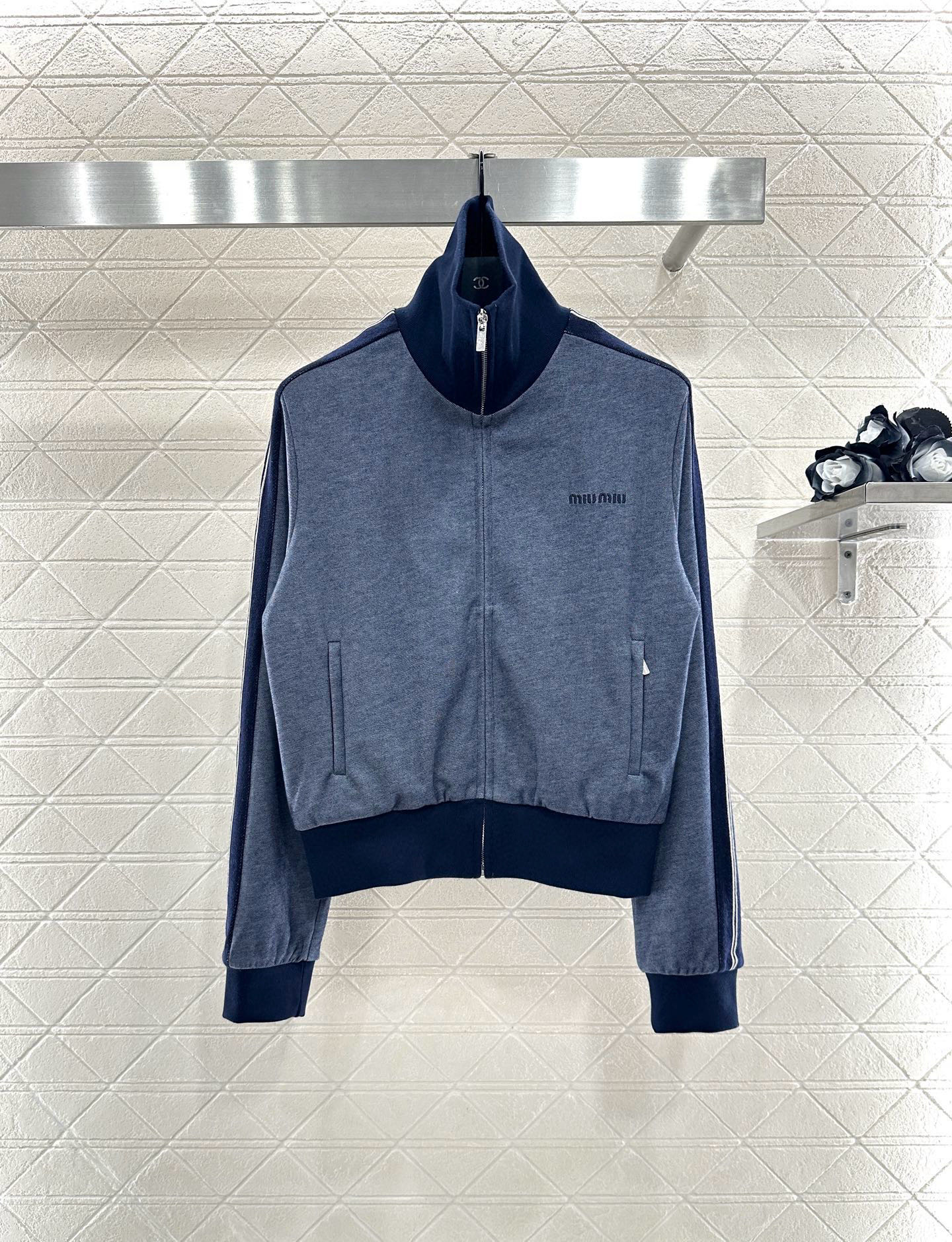 ♥Miumi*♥2025新品上架 撞色外套短裙套装定制YB斜纹全棉材质，质感细腻，垂顺舒适，立领夹克外套