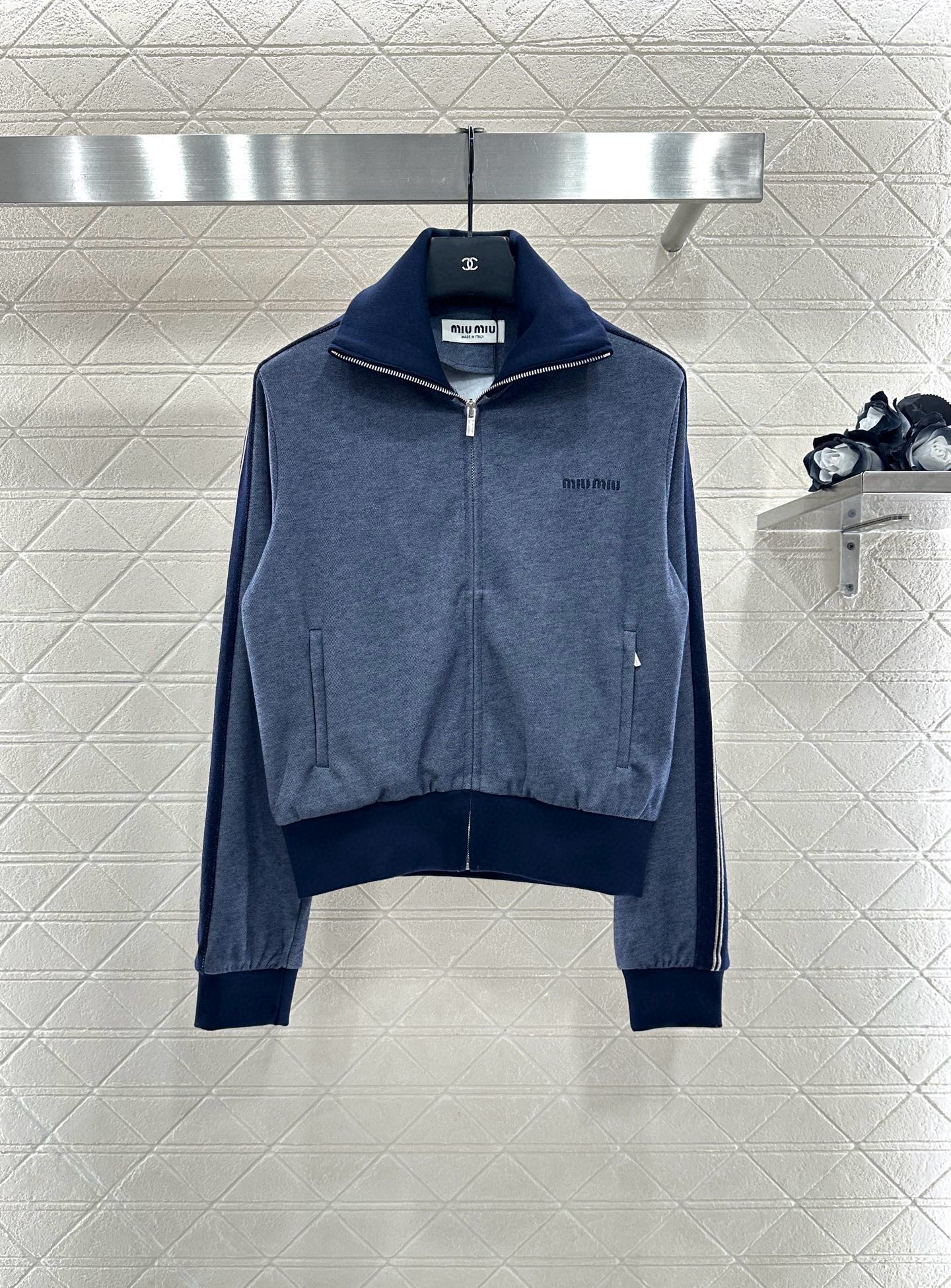 ♥Miumi*♥2025新品上架 撞色外套短裙套装定制YB斜纹全棉材质，质感细腻，垂顺舒适，立领夹克外套