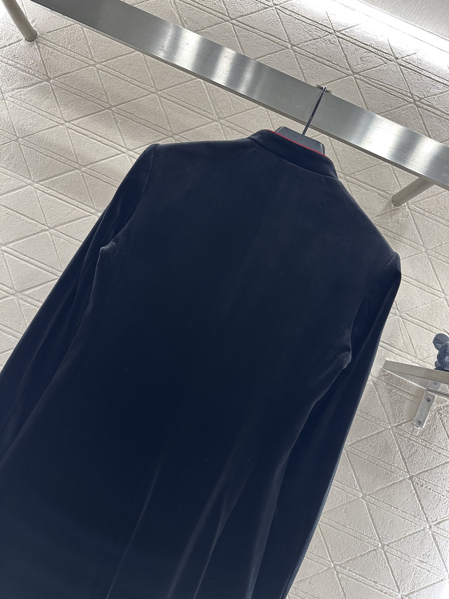 ♥Dio*♥2025新品上架 立领丝绒中长外套定制YB进口丝绒材质，质感光泽，垂顺舒适，直筒裁剪，搭配适