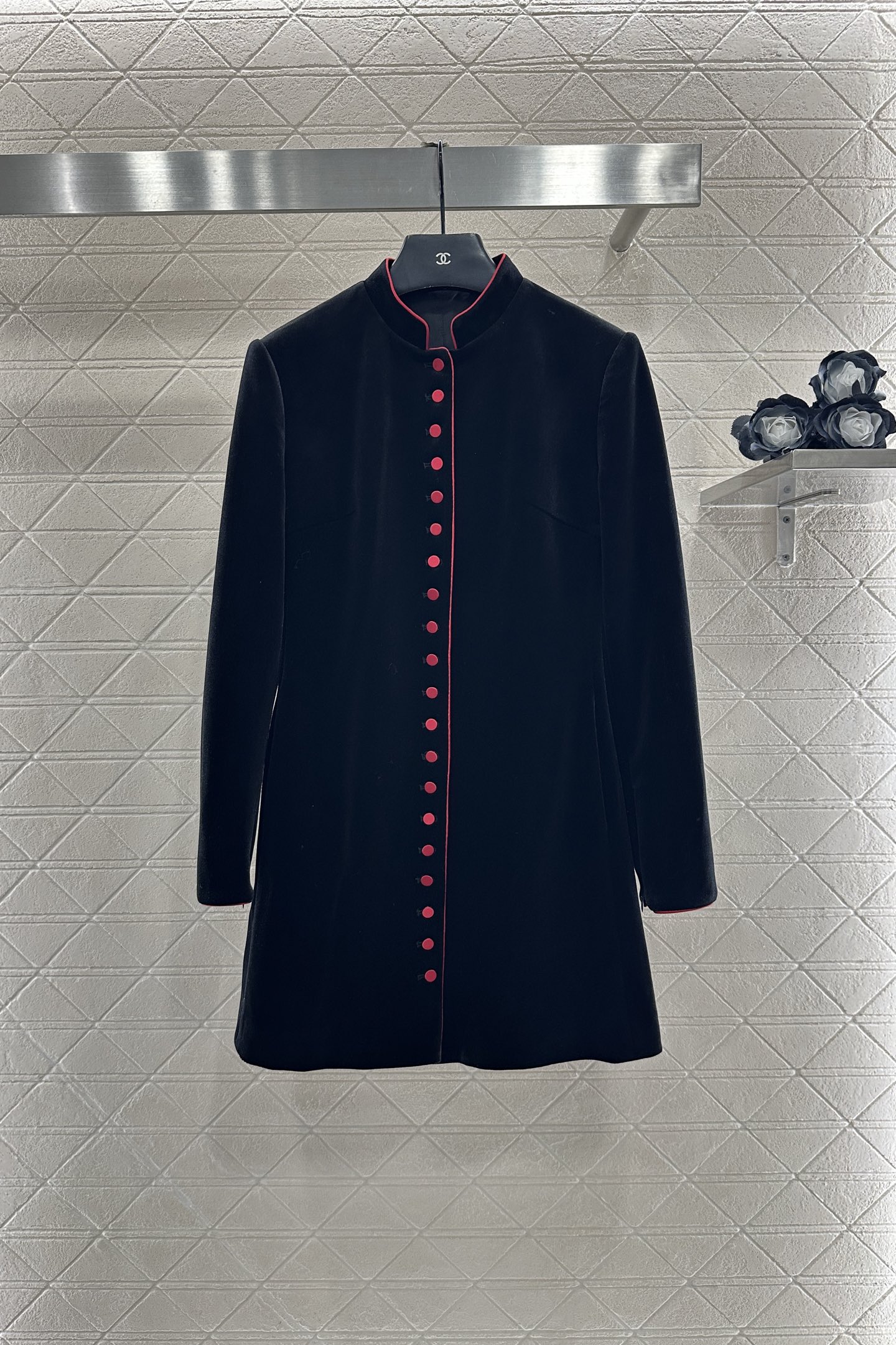 ♥Dio*♥2025新品上架 立领丝绒中长外套定制YB进口丝绒材质，质感光泽，垂顺舒适，直筒裁剪，搭配适