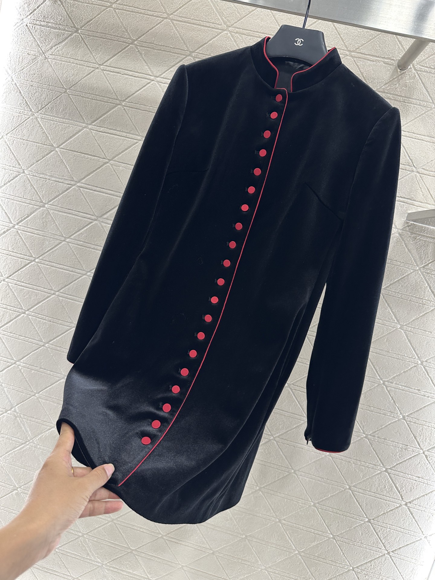 ♥Dio*♥2025新品上架 立领丝绒中长外套定制YB进口丝绒材质，质感光泽，垂顺舒适，直筒裁剪，搭配适