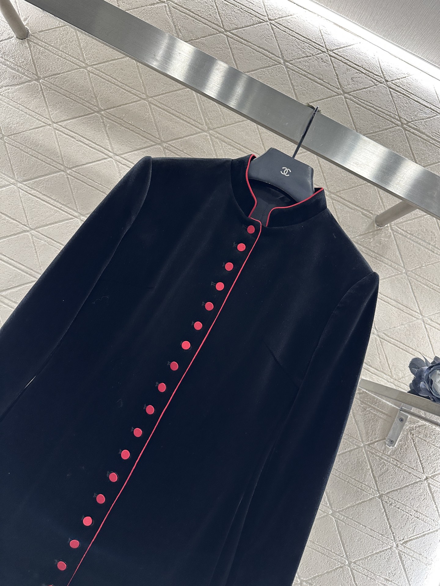 ♥Dio*♥2025新品上架 立领丝绒中长外套定制YB进口丝绒材质，质感光泽，垂顺舒适，直筒裁剪，搭配适