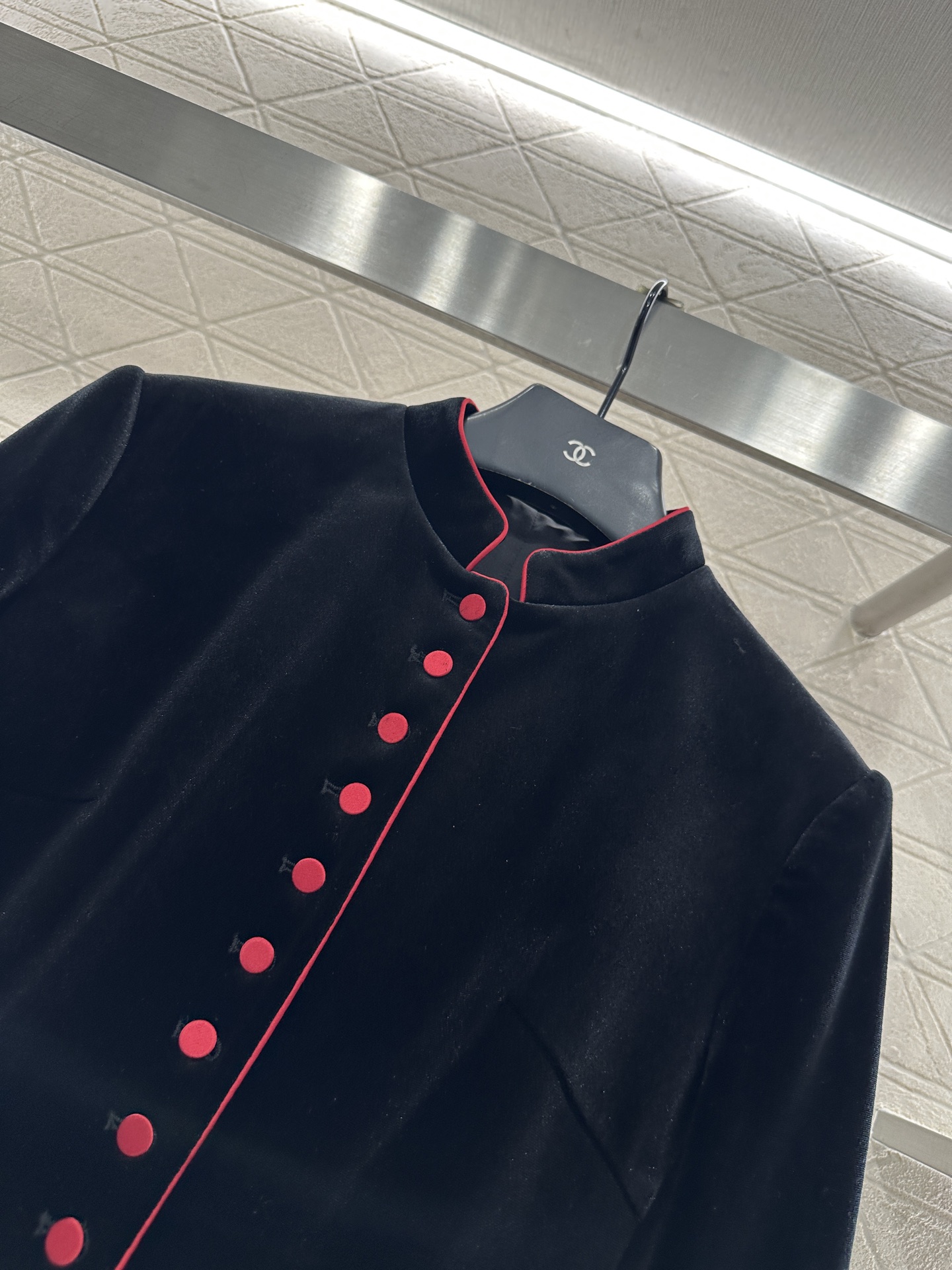 ♥Dio*♥2025新品上架 立领丝绒中长外套定制YB进口丝绒材质，质感光泽，垂顺舒适，直筒裁剪，搭配适