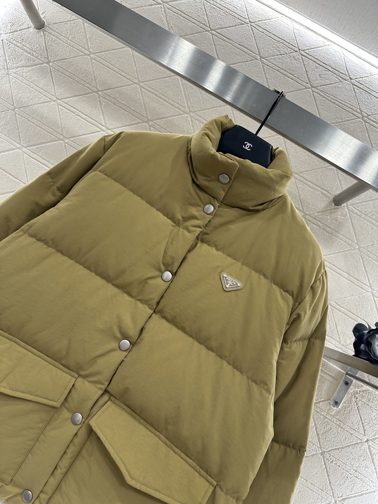 ♥Prad*♥2025新品上架 长方压纹立领羽绒服定制YB进口再生尼龙材质,白鹅绒填充内里,整件轻盈保暖