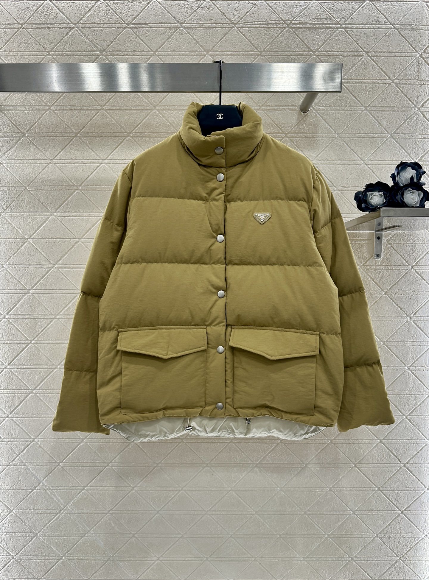 ♥Prad*♥2025新品上架 长方压纹立领羽绒服定制YB进口再生尼龙材质,白鹅绒填充内里,整件轻盈保暖