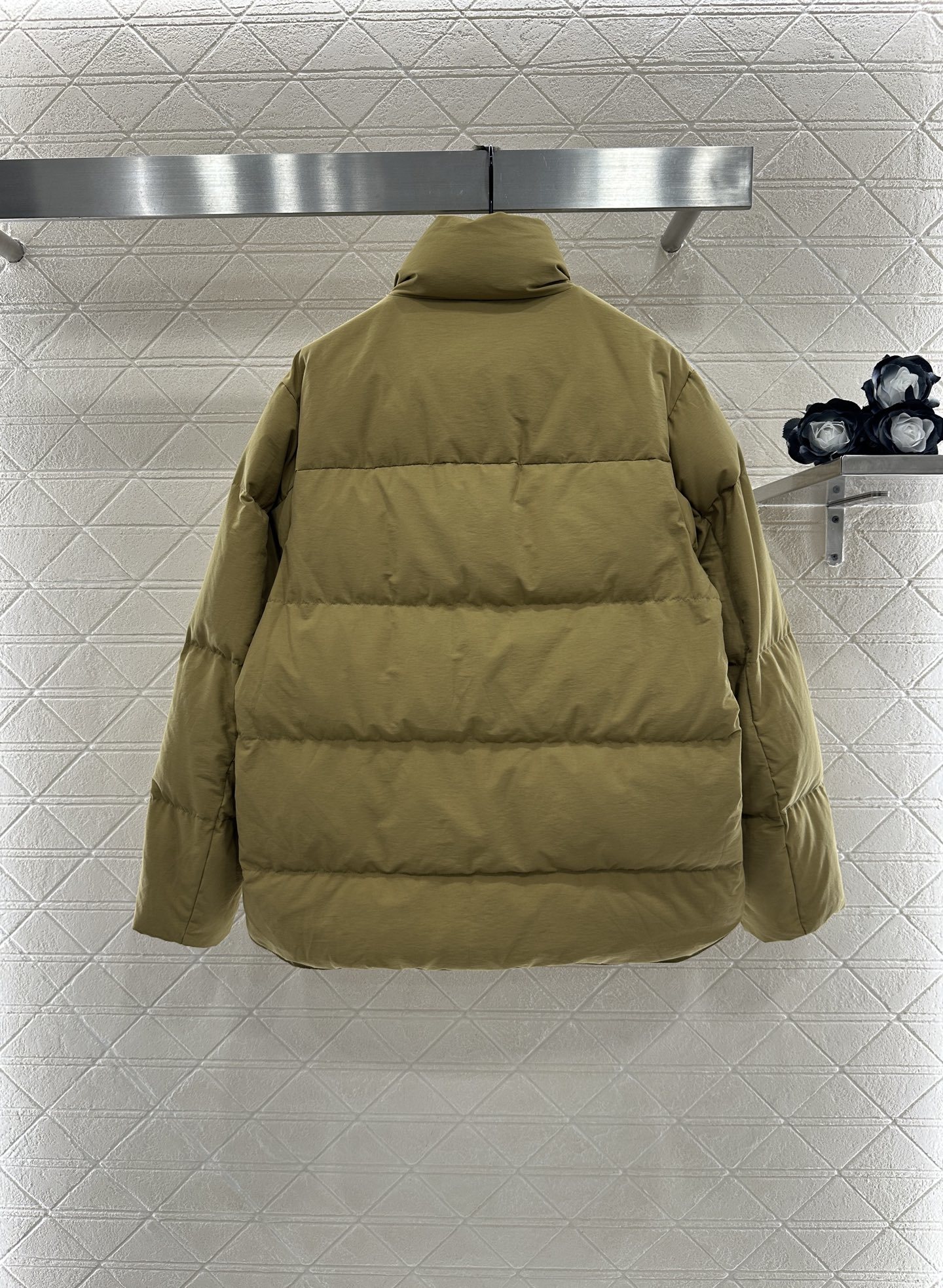 ♥Prad*♥2025新品上架 长方压纹立领羽绒服定制YB进口再生尼龙材质,白鹅绒填充内里,整件轻盈保暖