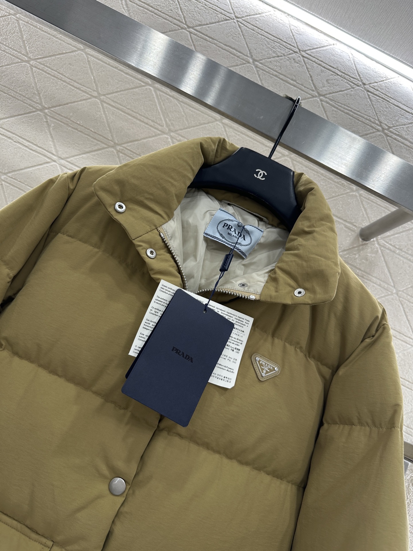 ♥Prad*♥2025新品上架 长方压纹立领羽绒服定制YB进口再生尼龙材质,白鹅绒填充内里,整件轻盈保暖