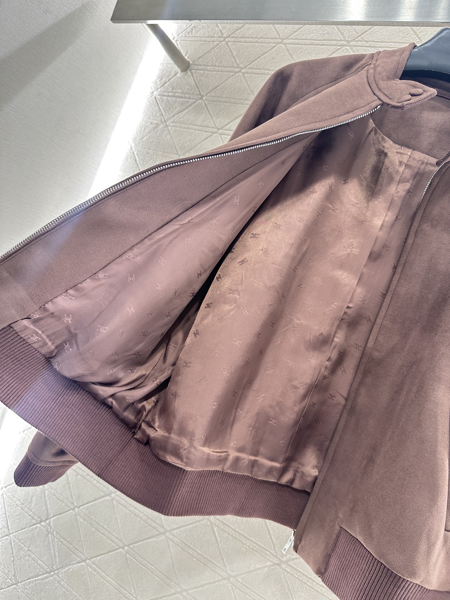 ♥Celin*♥2025新品上架 麂皮飞行夹克外套定制YB棉麂皮材质，质感光泽，肌理明显，拉链夹克外套版