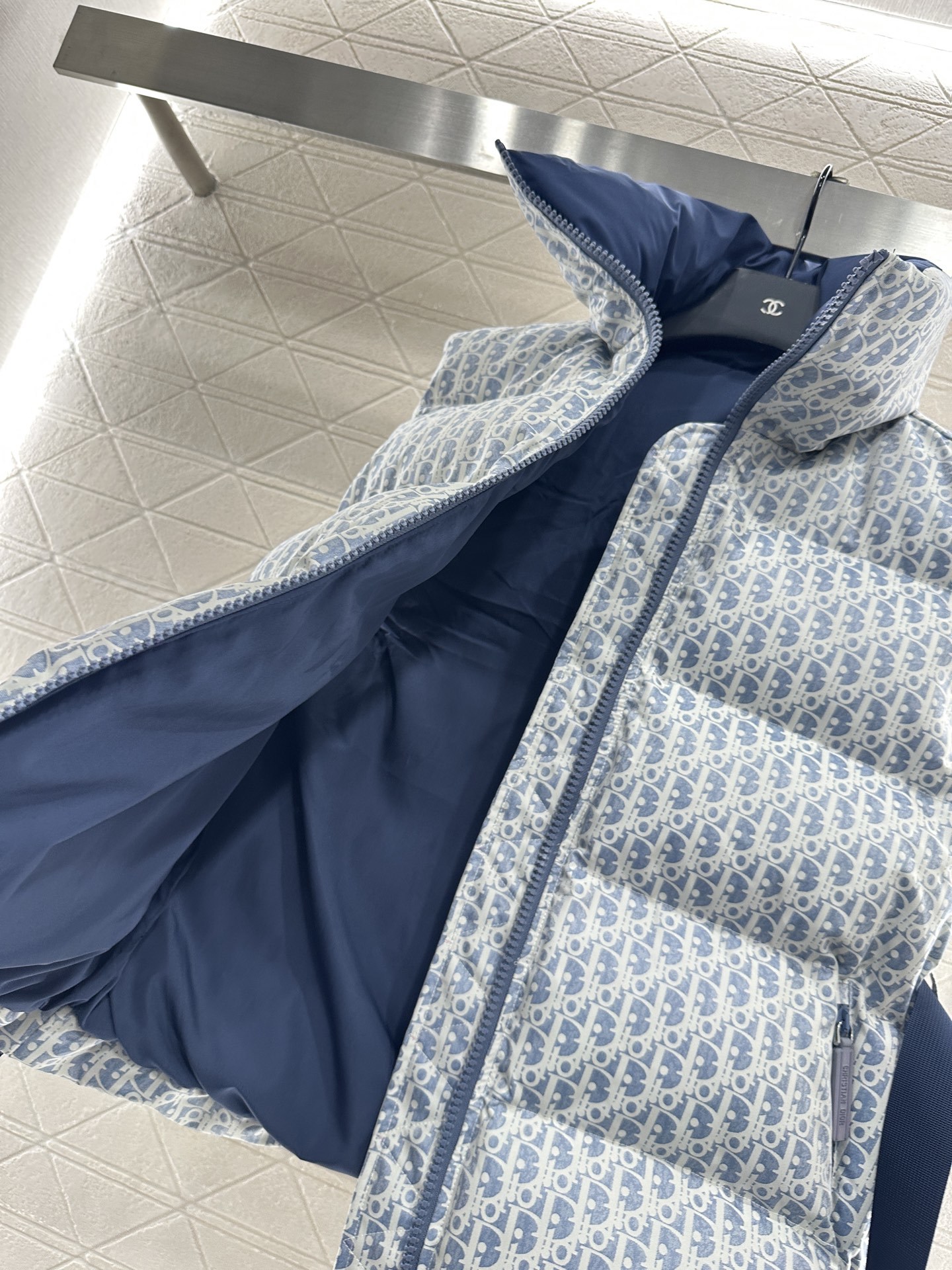 ♥Dio*♥2025新品上架 腰带立领提花羽绒马甲定制YB进口提花材质,羽绒填充内里,整件轻盈保暖,立领