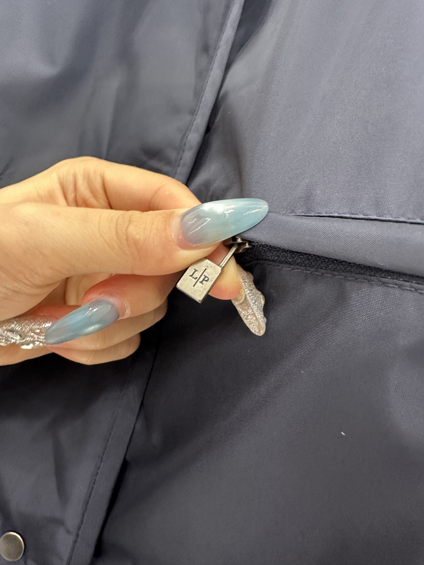 ♥lP。*♥2025新品上架 翻领两面穿棉服外套定制YB防风防水尼龙材质,羽绒棉填充内里,整件轻盈保暖,