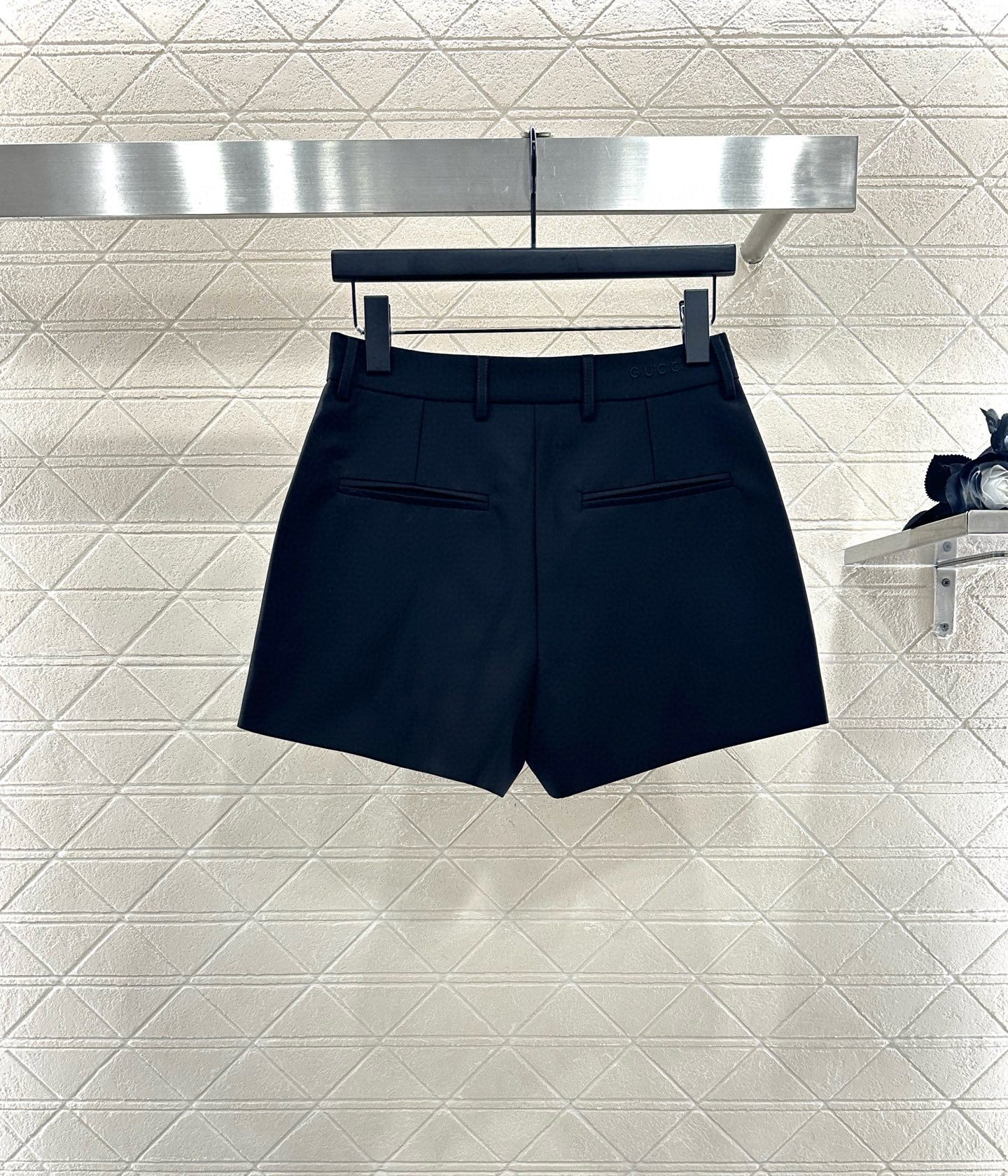 ♥Gucc*♥2025新品上架 翻领西装外套短裤套装定制YB进口精仿羊毛混纺材质，质感高级，挺括有型，翻