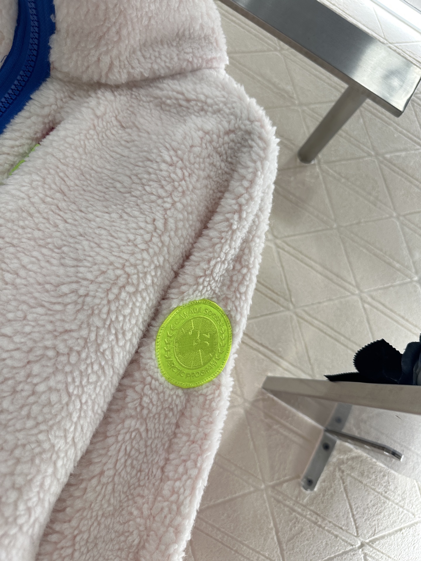 ♥Canada goos♥2025新品上架 泰迪毛绒外套通体饰以泰迪毛绒材质，质感柔软舒适，时髦洋气，立