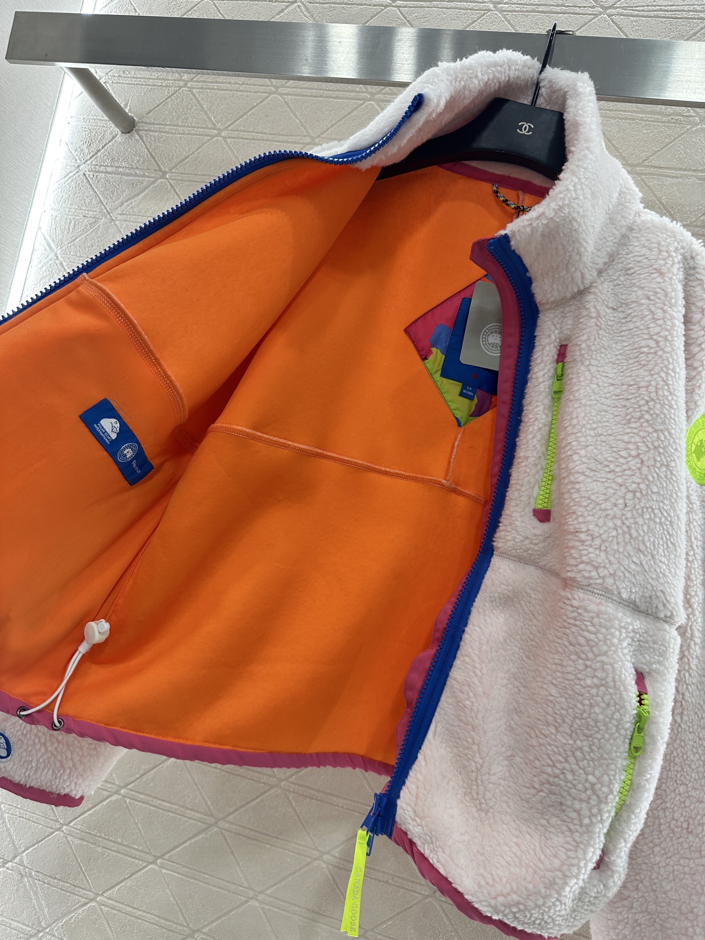 ♥Canada goos♥2025新品上架 泰迪毛绒外套通体饰以泰迪毛绒材质，质感柔软舒适，时髦洋气，立