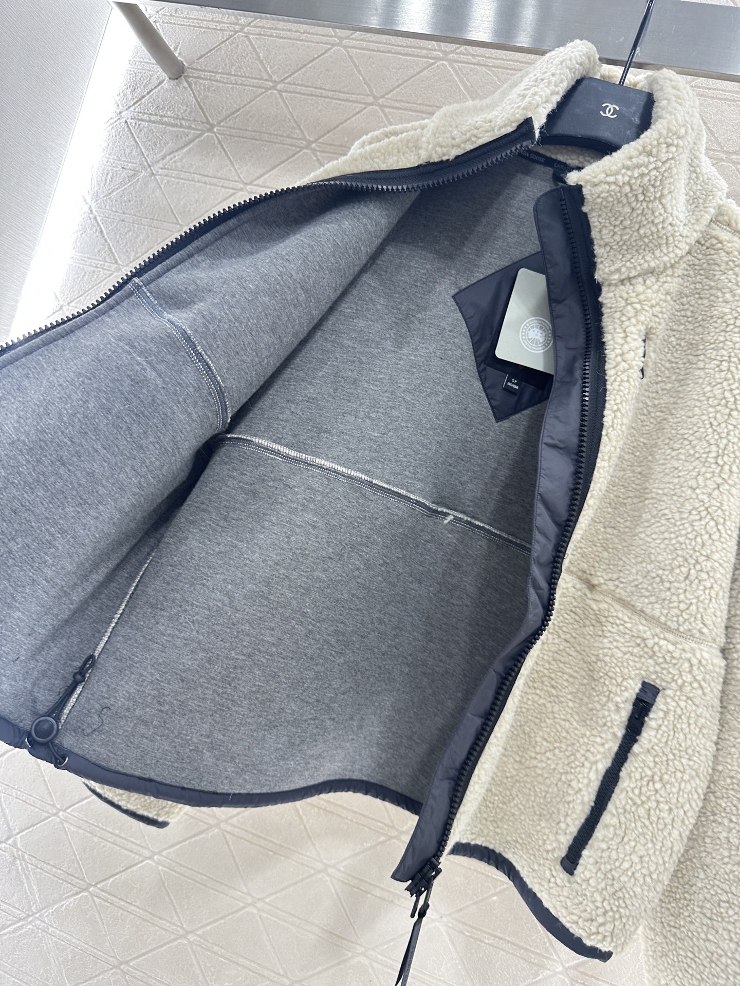 ♥Canada goos♥2025新品上架 泰迪毛绒外套通体饰以泰迪毛绒材质，质感柔软舒适，时髦洋气，立