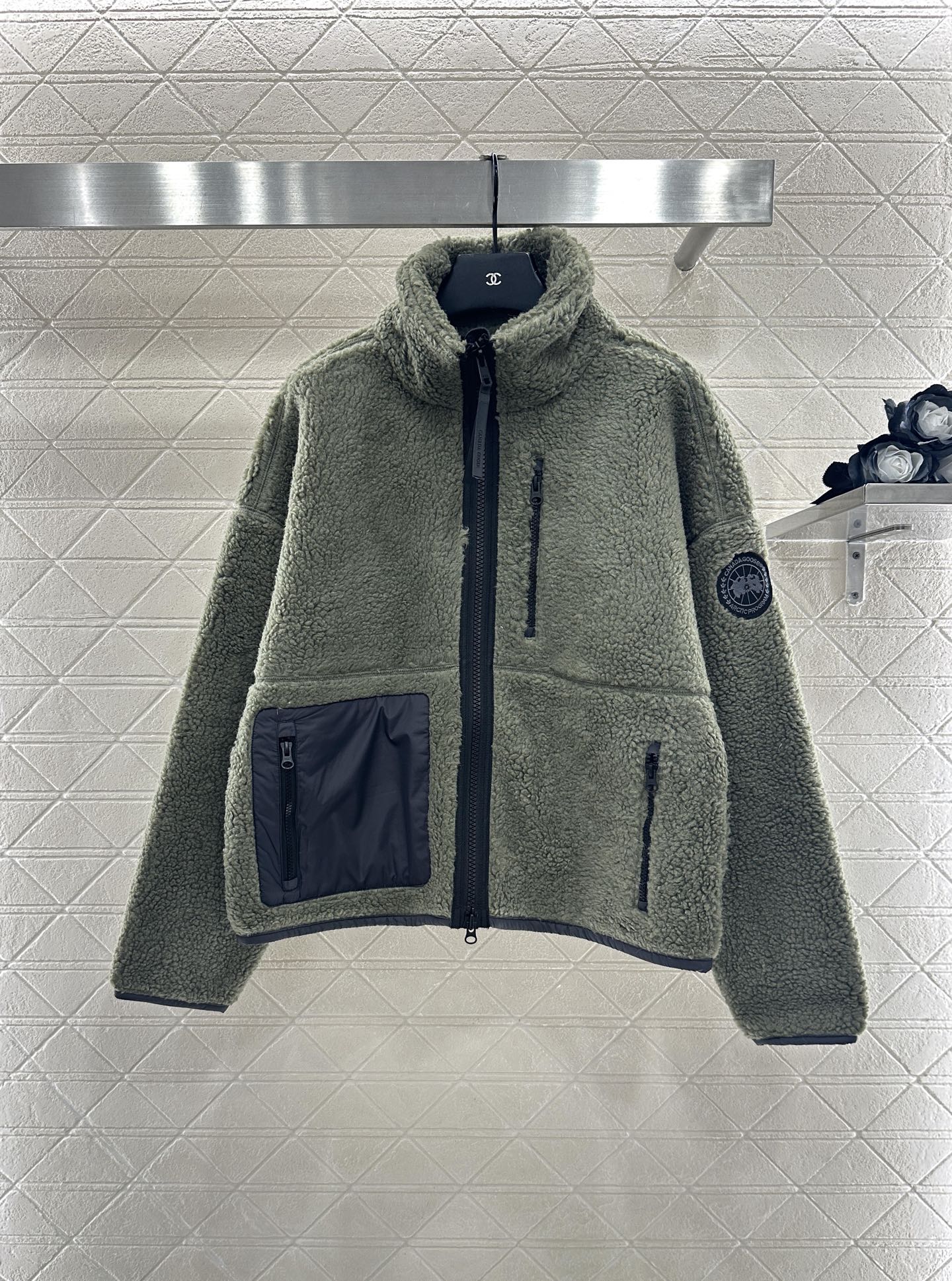 ♥Canada goos♥2025新品上架 泰迪毛绒外套通体饰以泰迪毛绒材质，质感柔软舒适，时髦洋气，立