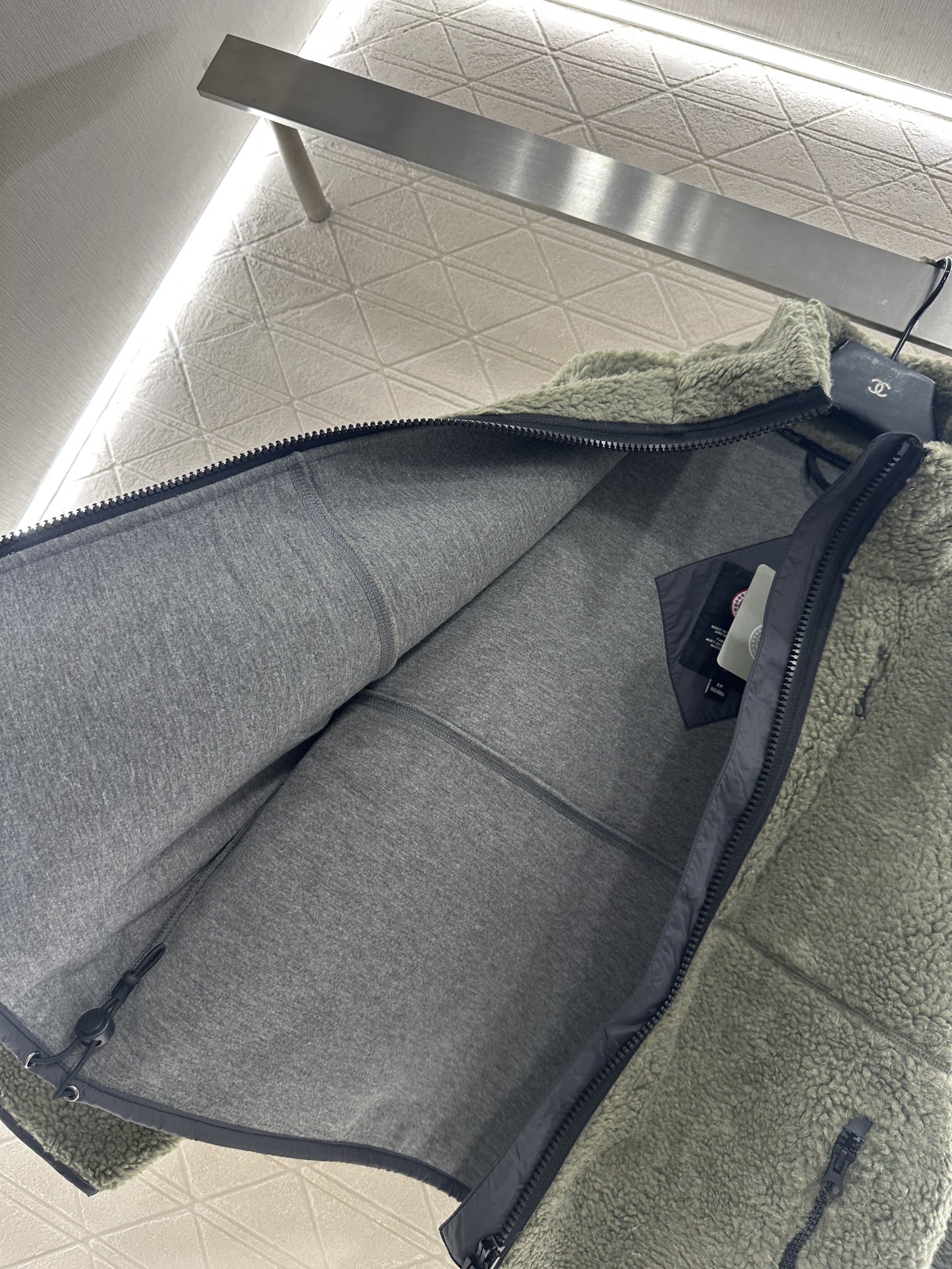 ♥Canada goos♥2025新品上架 泰迪毛绒外套通体饰以泰迪毛绒材质，质感柔软舒适，时髦洋气，立