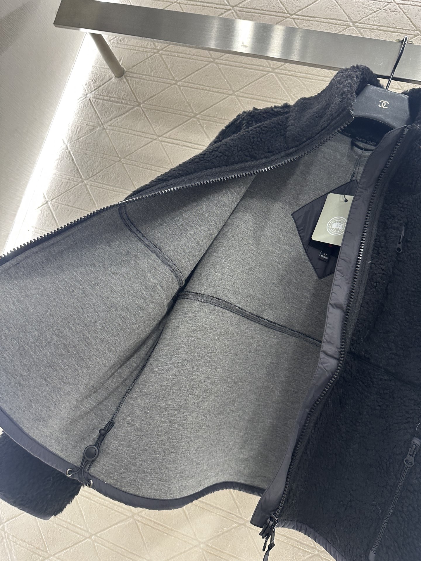 ♥Canada goos♥2025新品上架 泰迪毛绒外套通体饰以泰迪毛绒材质，质感柔软舒适，时髦洋气，立