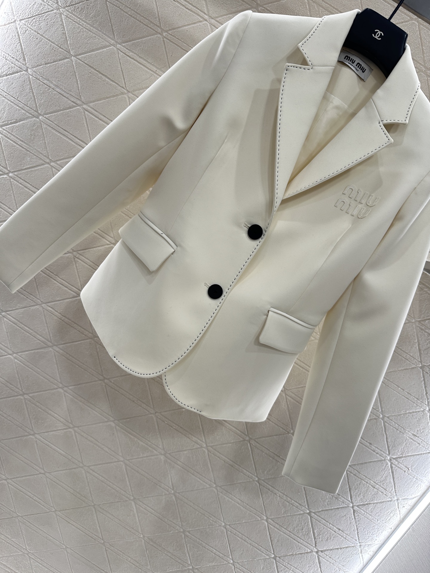 ♥Miumi*♥2025新品上架 西装外套百褶半裙套装定制YB进口醋酸材质，质感高级舒适，文艺复古感明显