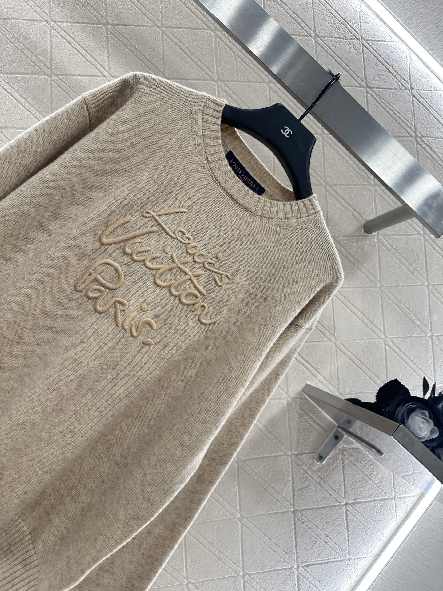 ♥Louis vuitto*♥2025新品上架 简约字母套头毛衣定制YB羊绒羊毛纱线织造，质感高级，舒适