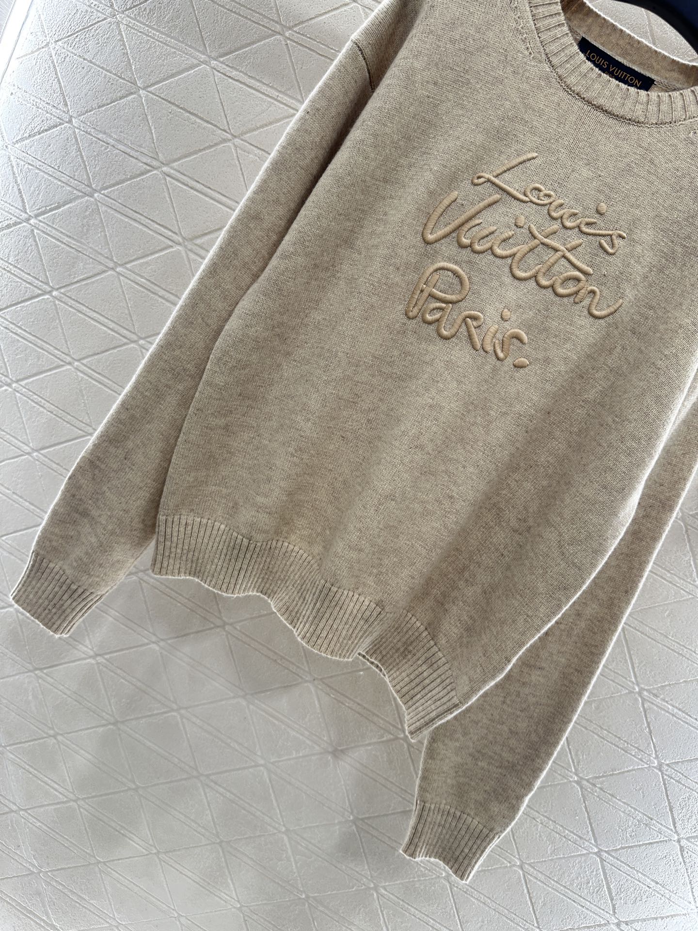 ♥Louis vuitto*♥2025新品上架 简约字母套头毛衣定制YB羊绒羊毛纱线织造，质感高级，舒适