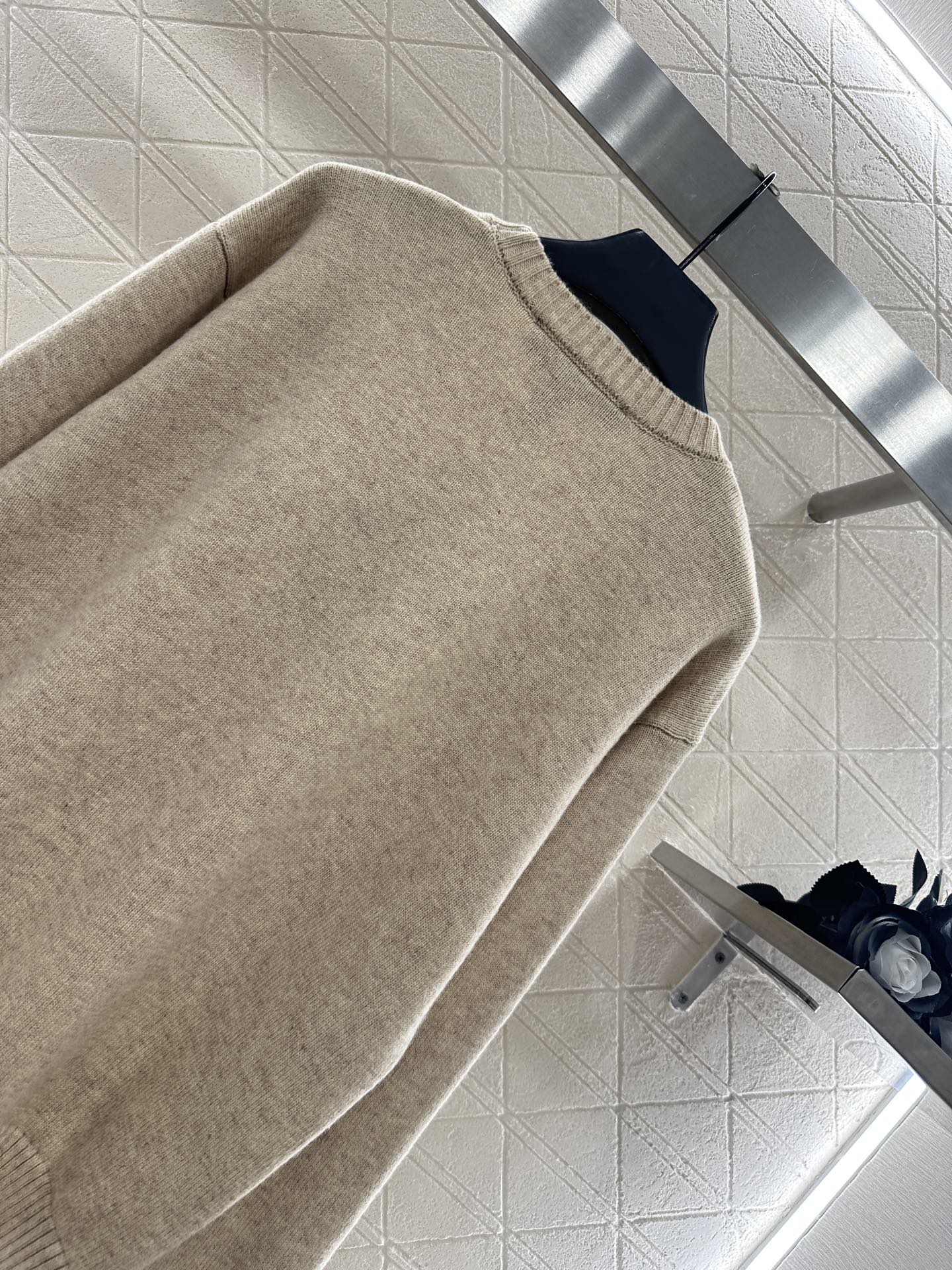 ♥Louis vuitto*♥2025新品上架 简约字母套头毛衣定制YB羊绒羊毛纱线织造，质感高级，舒适