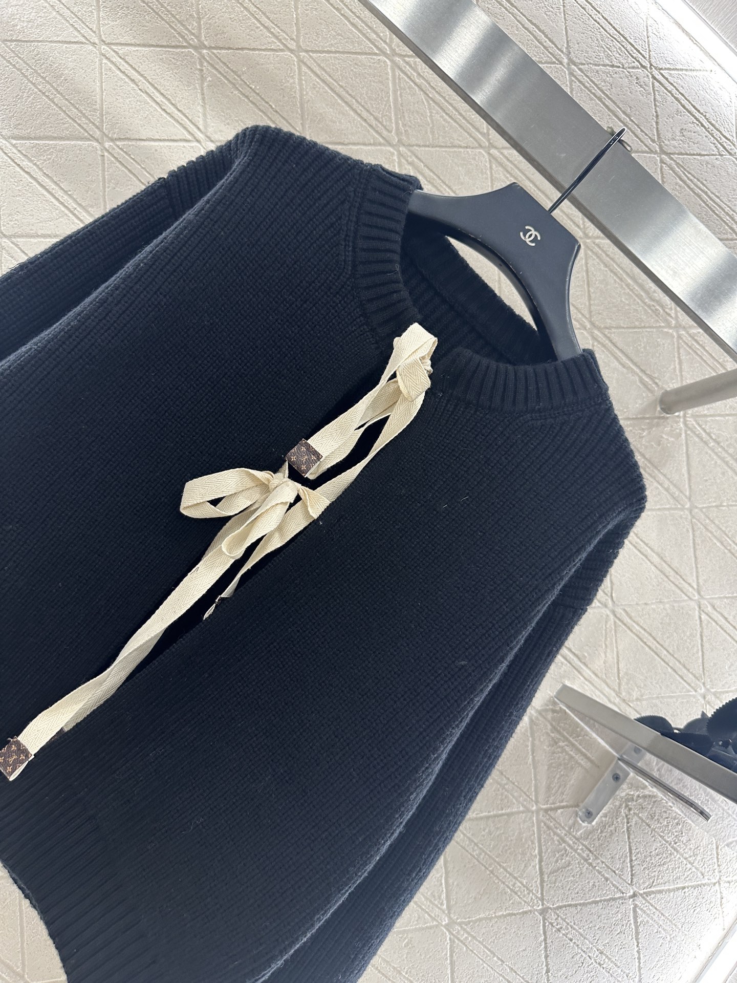 ♥Louis vuitto*♥2025新品上架 圆领蝴蝶结系带素色针织开衫定制YB羊毛纱线织造，质感细腻