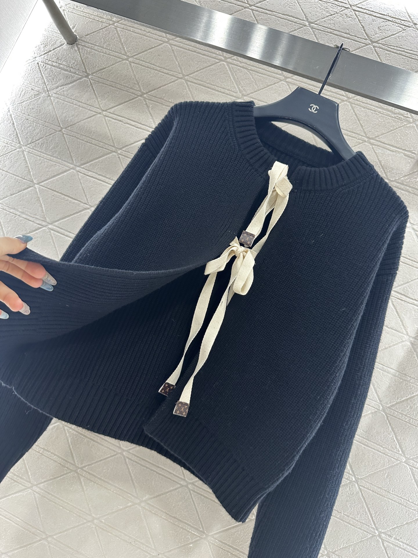 ♥Louis vuitto*♥2025新品上架 圆领蝴蝶结系带素色针织开衫定制YB羊毛纱线织造，质感细腻