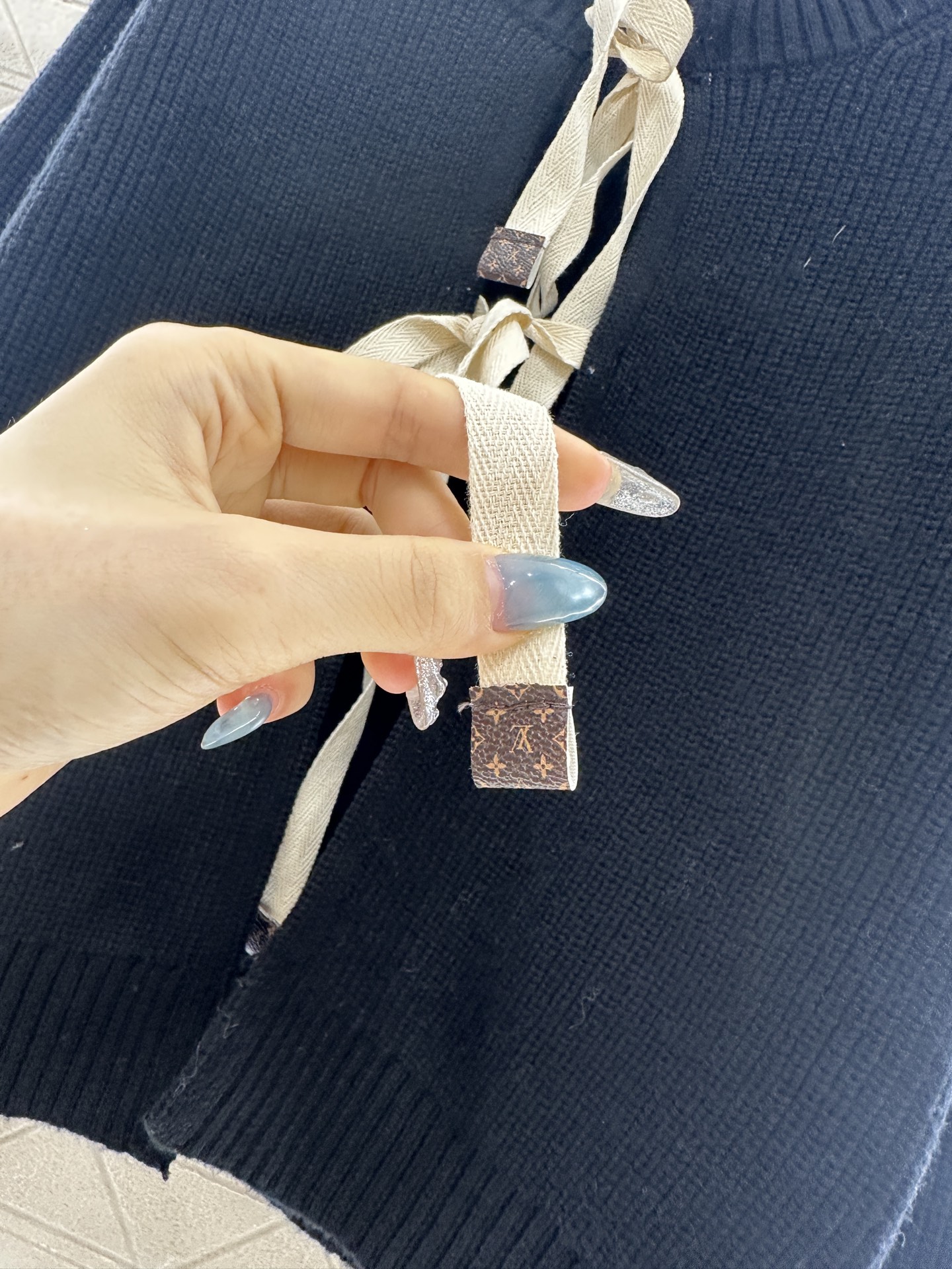 ♥Louis vuitto*♥2025新品上架 圆领蝴蝶结系带素色针织开衫定制YB羊毛纱线织造，质感细腻