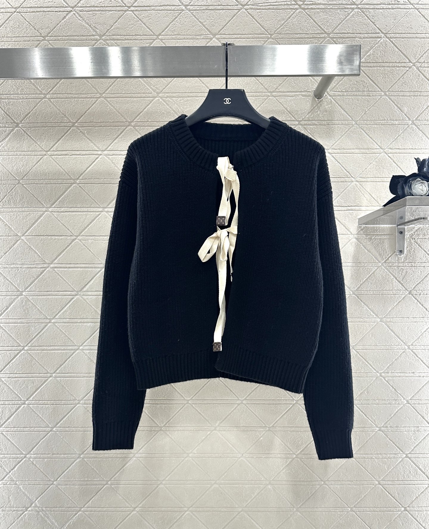 ♥Louis vuitto*♥2025新品上架 圆领蝴蝶结系带素色针织开衫定制YB羊毛纱线织造，质感细腻